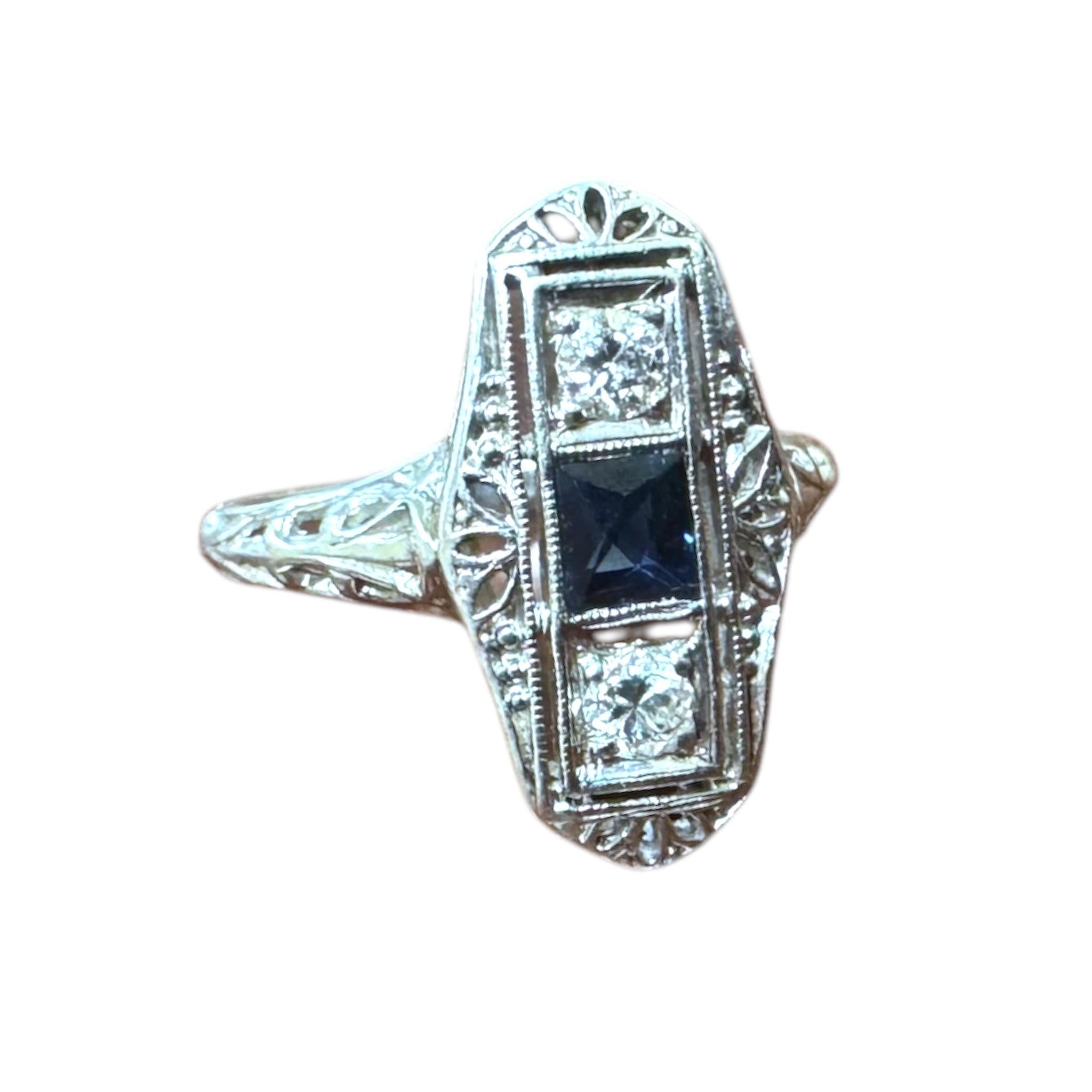 Dainty Vintage Platinum Sapphire & Diamond Cocktail Ring Pour femmes en vente