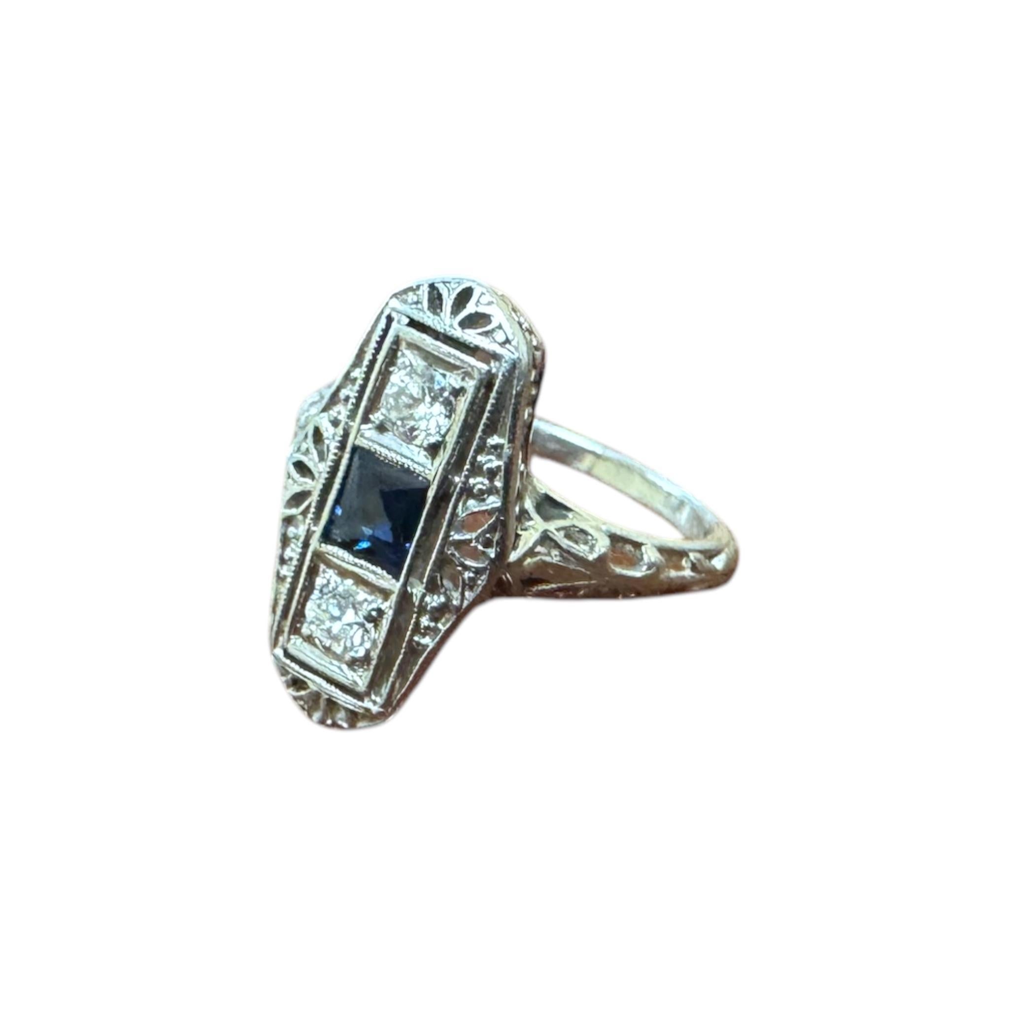 Dainty Vintage Platinum Sapphire & Diamond Cocktail Ring en vente 1