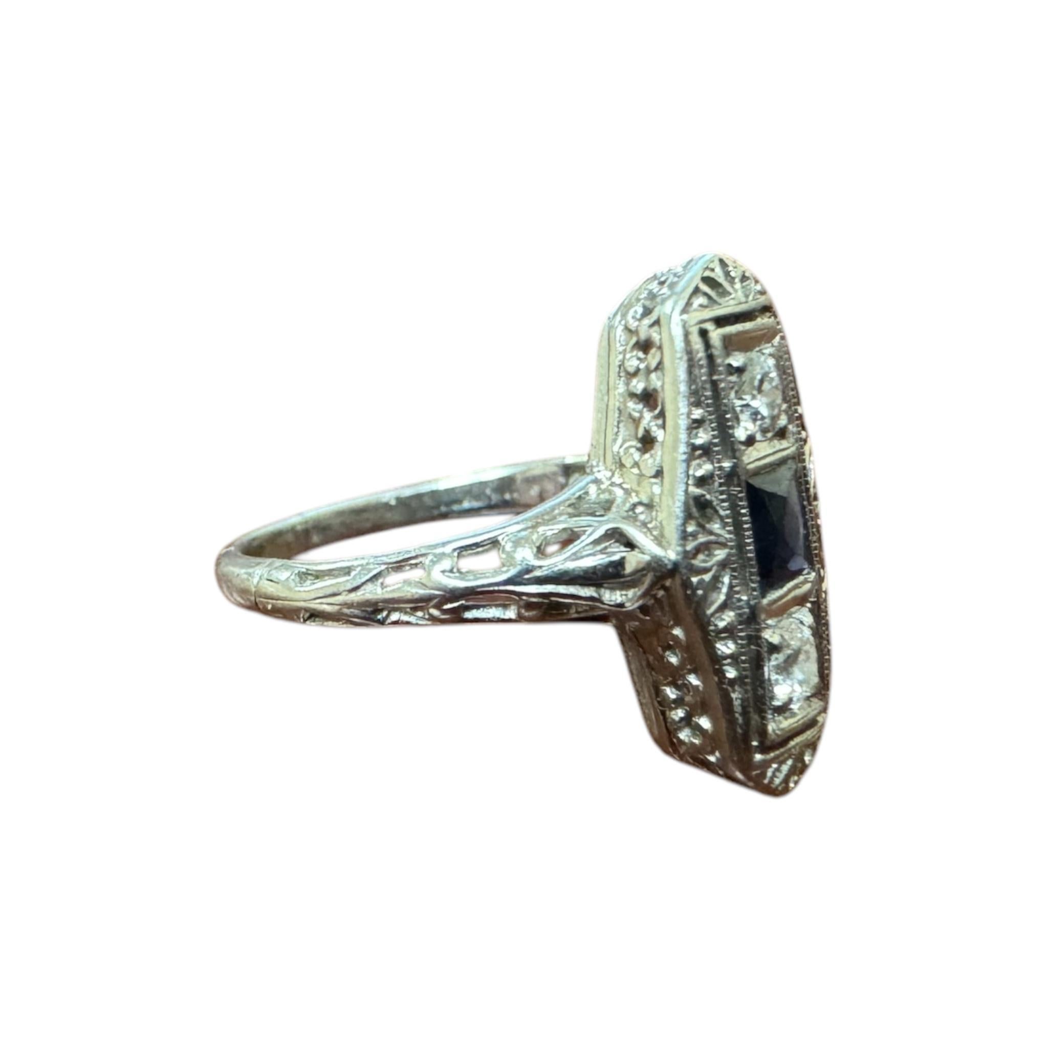 Dainty Vintage Platinum Sapphire & Diamond Cocktail Ring en vente 2