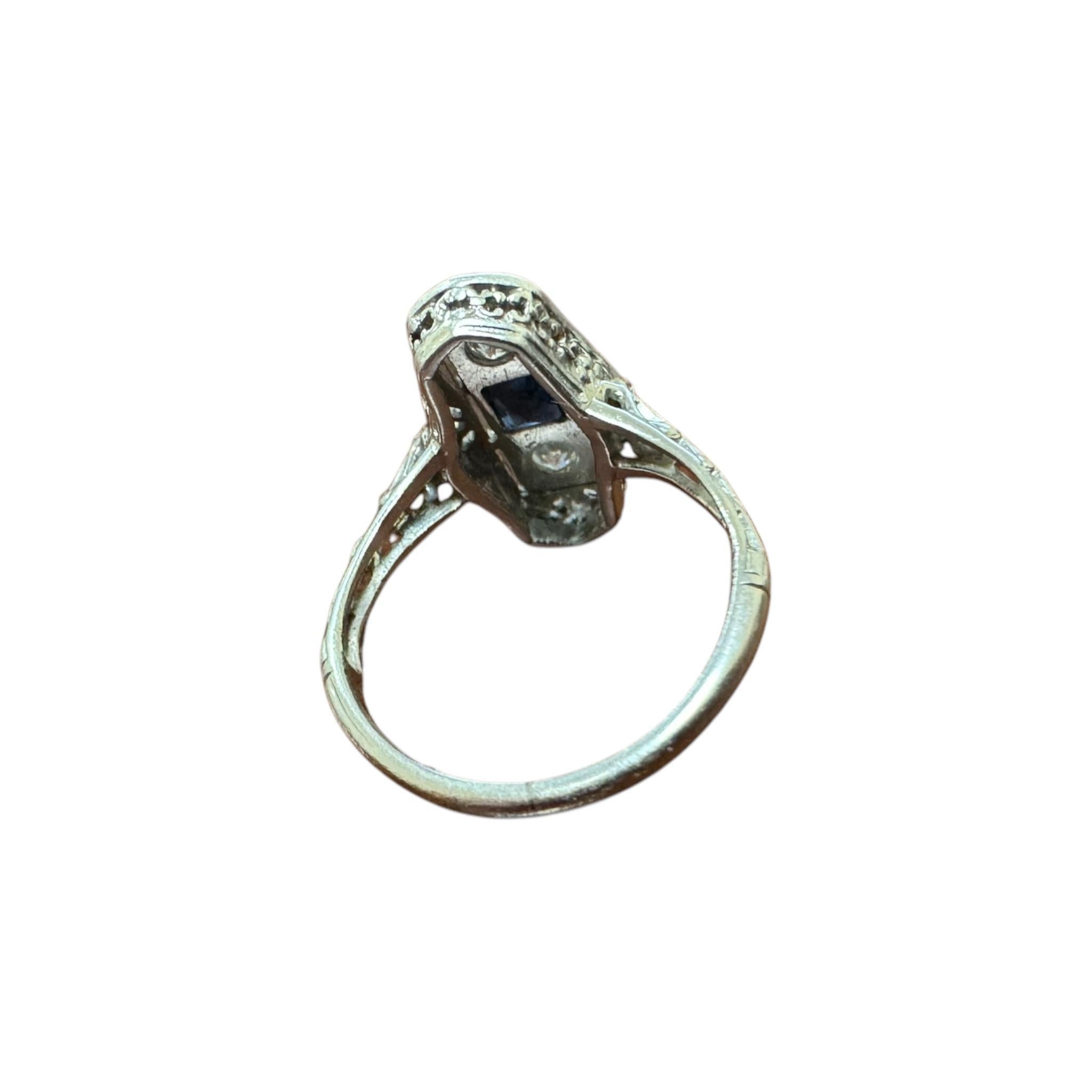 Dainty Vintage Platinum Sapphire & Diamond Cocktail Ring en vente 3