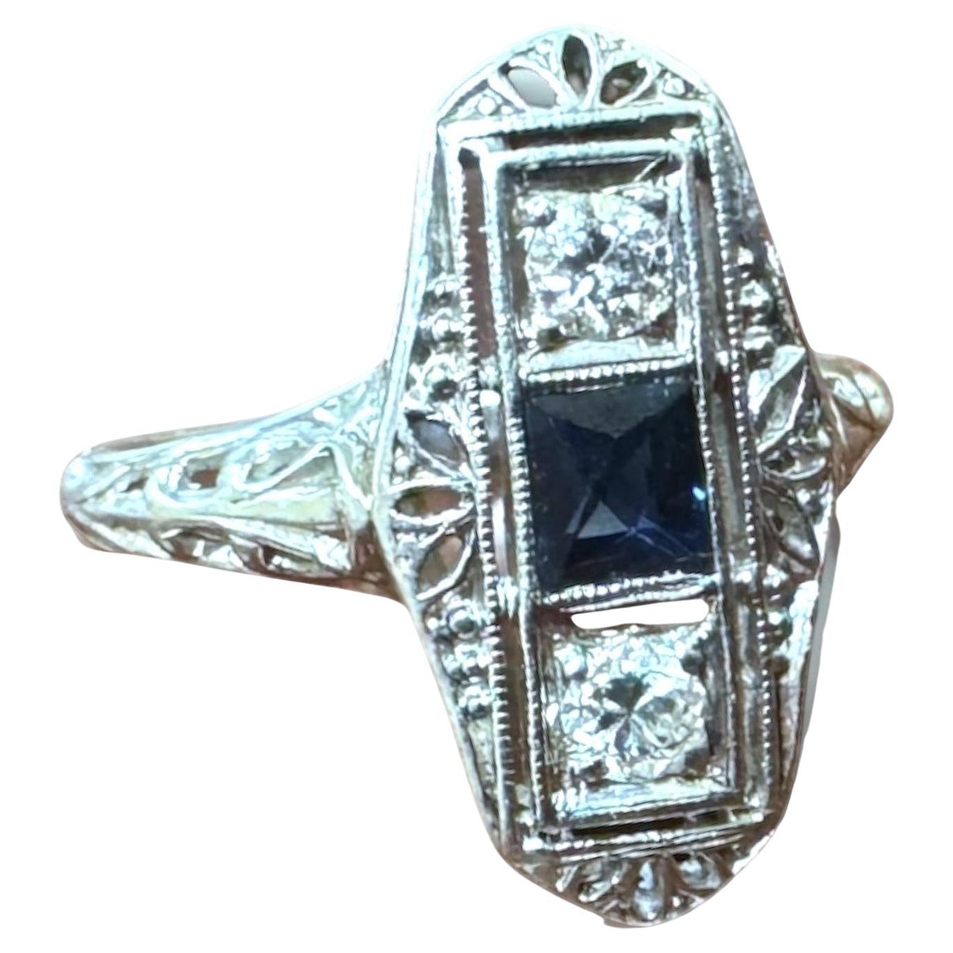 Dainty Vintage Platinum Sapphire & Diamond Cocktail Ring en vente