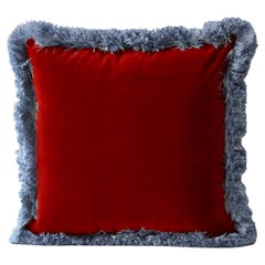 Dais Rubi Cojín decorativo de terciopelo rojo hecho a mano con flecos azules Dais Rubi Cojín decorativo de terciopelo rojo hecho a mano con flecos azules