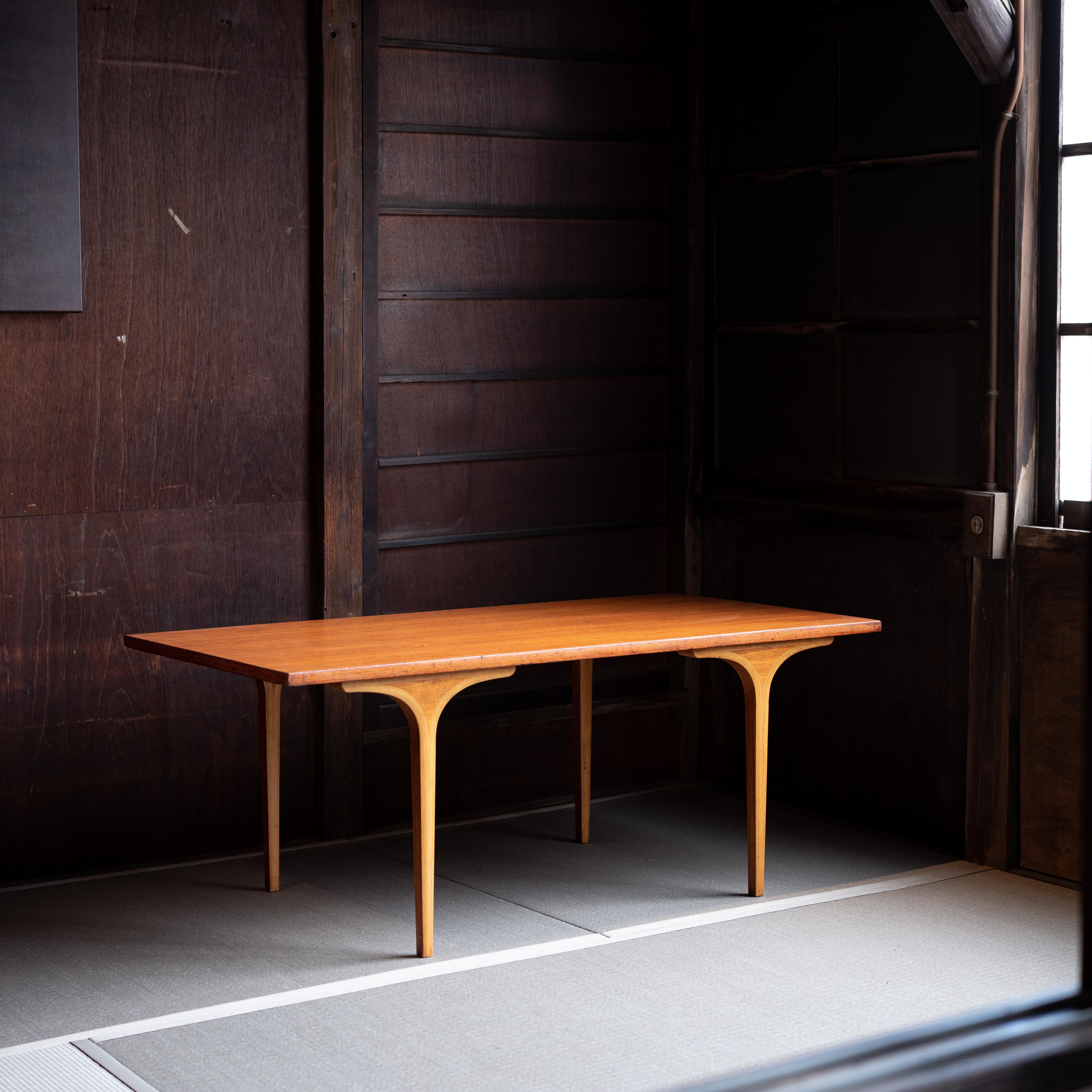 Table designed by Junzo Sakakura Architecture Institute Daisaku Cho and manufactured by Tendo Mokko.
Teak and plywood.
1970s.
At the base of the table legs, pieces of wood is fitted into the plywood using a technique called “adding a piece” forming.