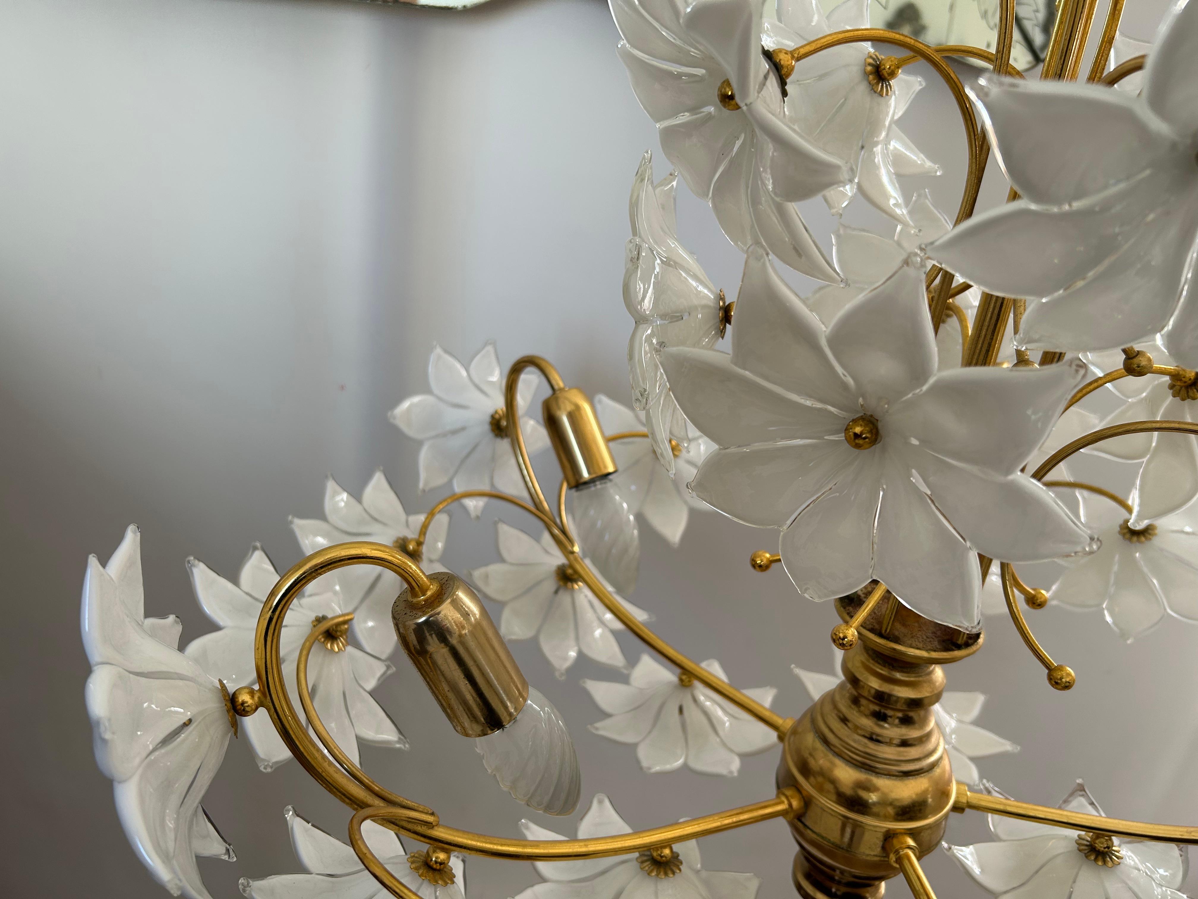 Margherite nel cielo, coppia di magnifici lampadari a fiori bianchi di Murano, 1980 in vendita 2