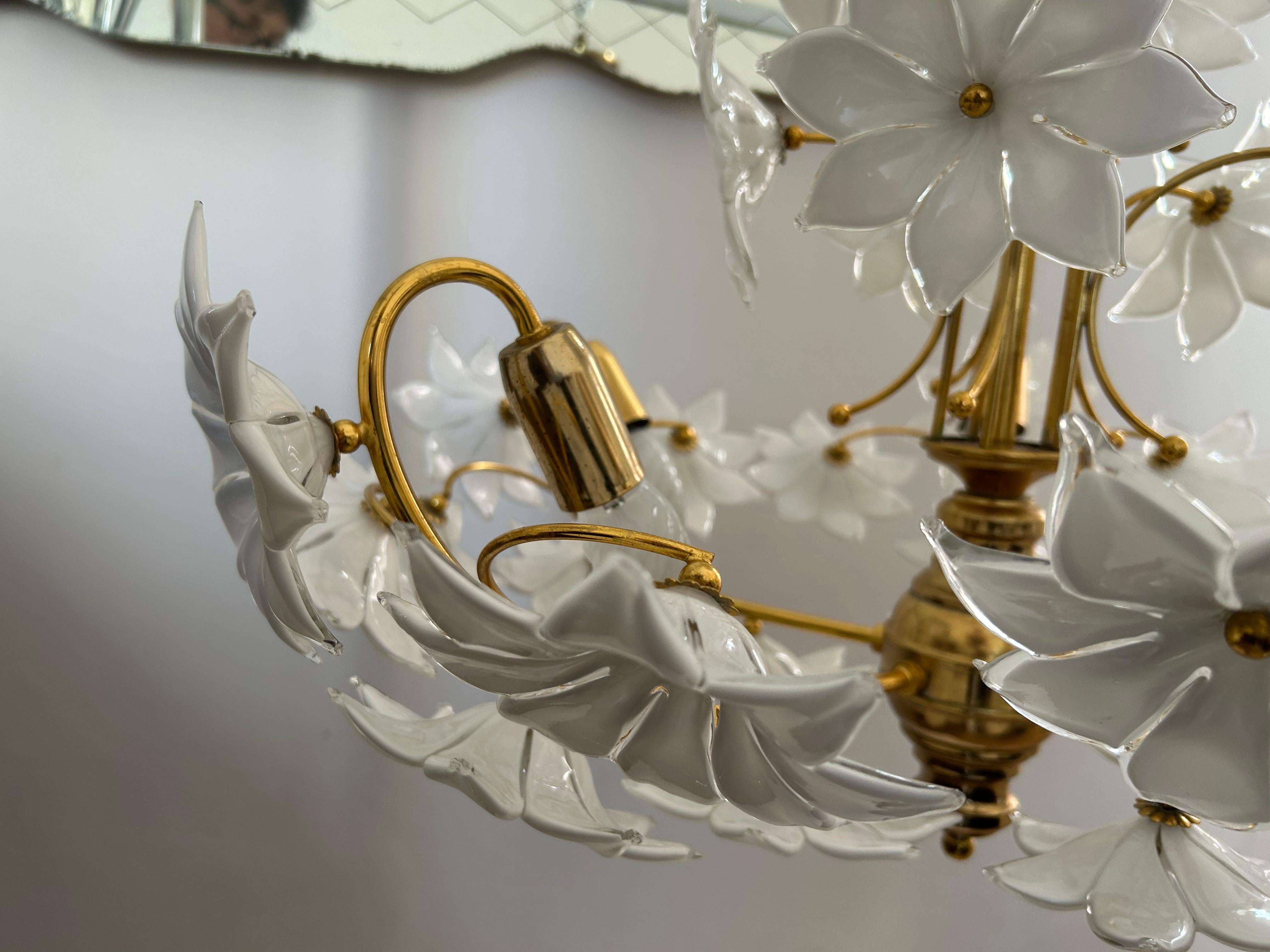Margherite nel cielo, coppia di magnifici lampadari a fiori bianchi di Murano, 1980 in vendita 3