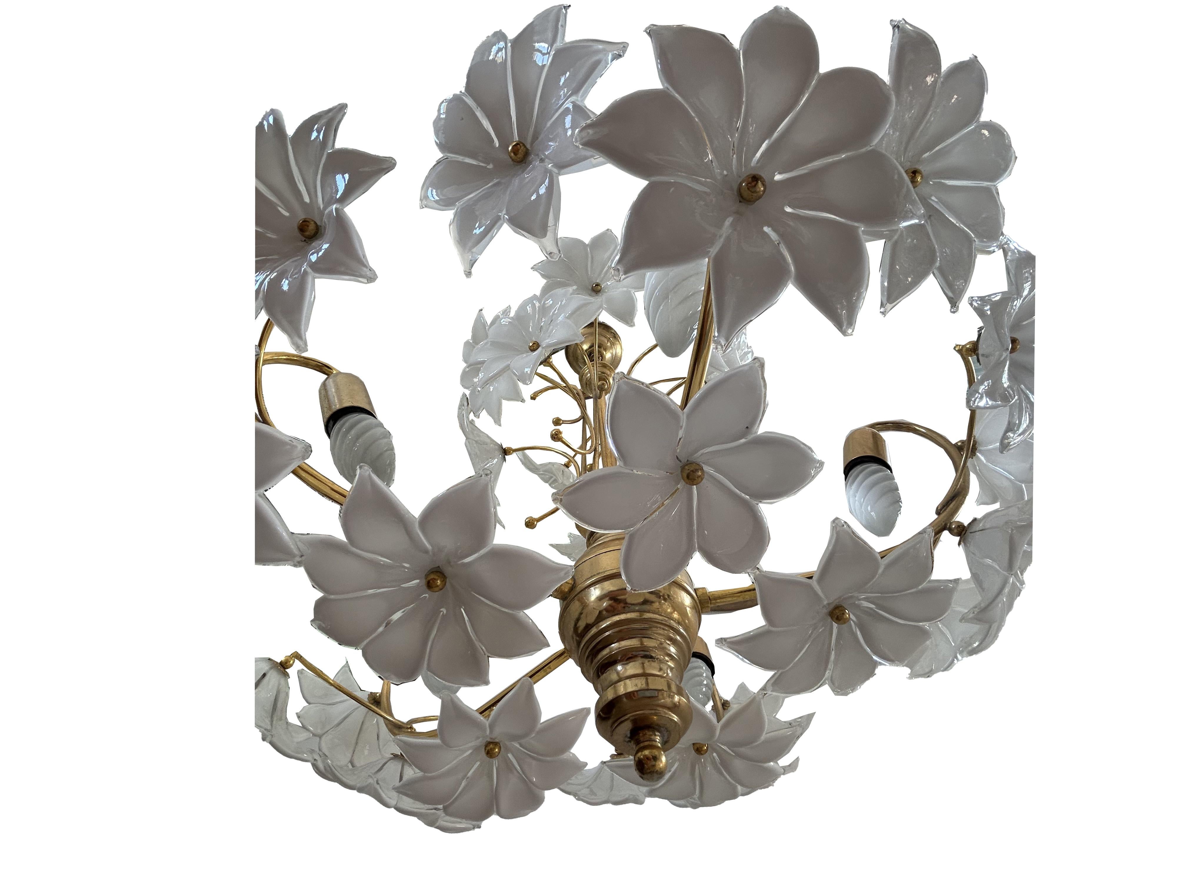 Rara coppia di lampadari floreali di Murano ben conservati. Incredibile.