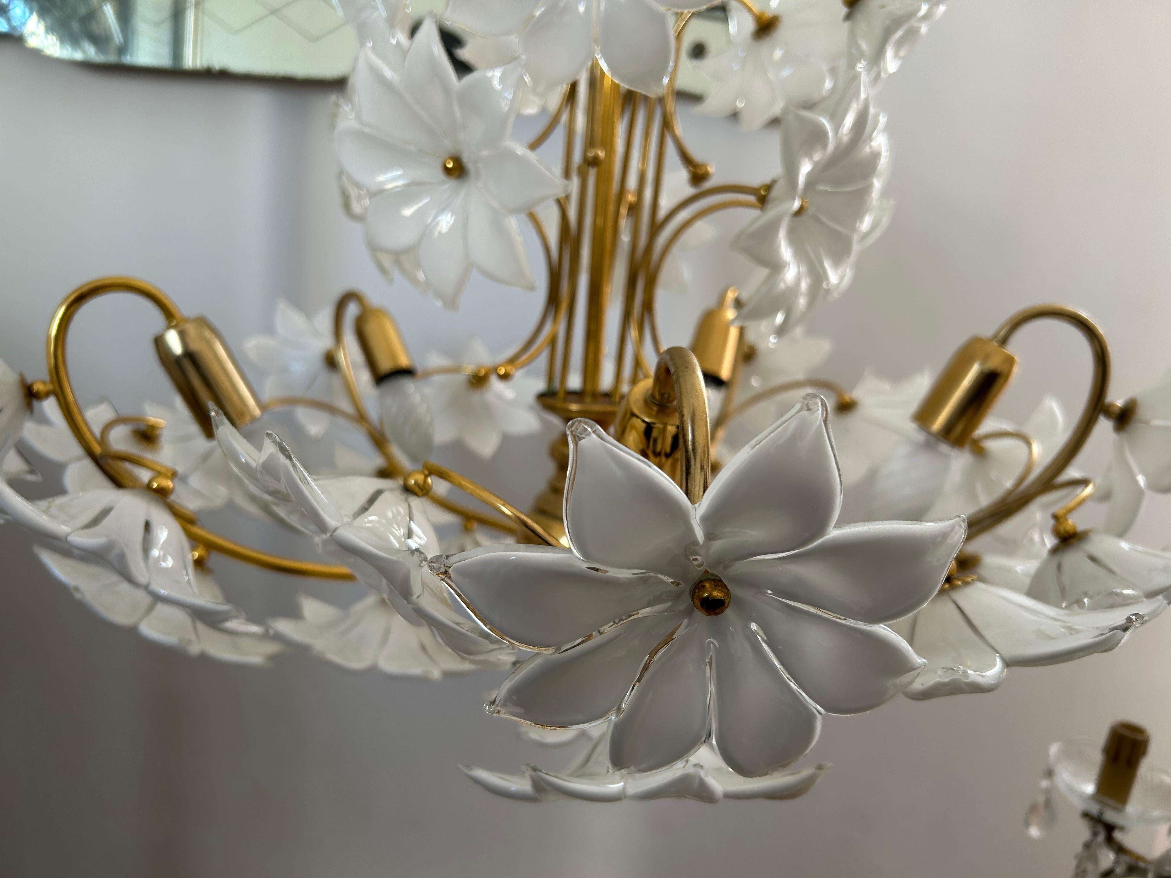 Mid-Century moderno Margherite nel cielo, coppia di magnifici lampadari a fiori bianchi di Murano, 1980 in vendita