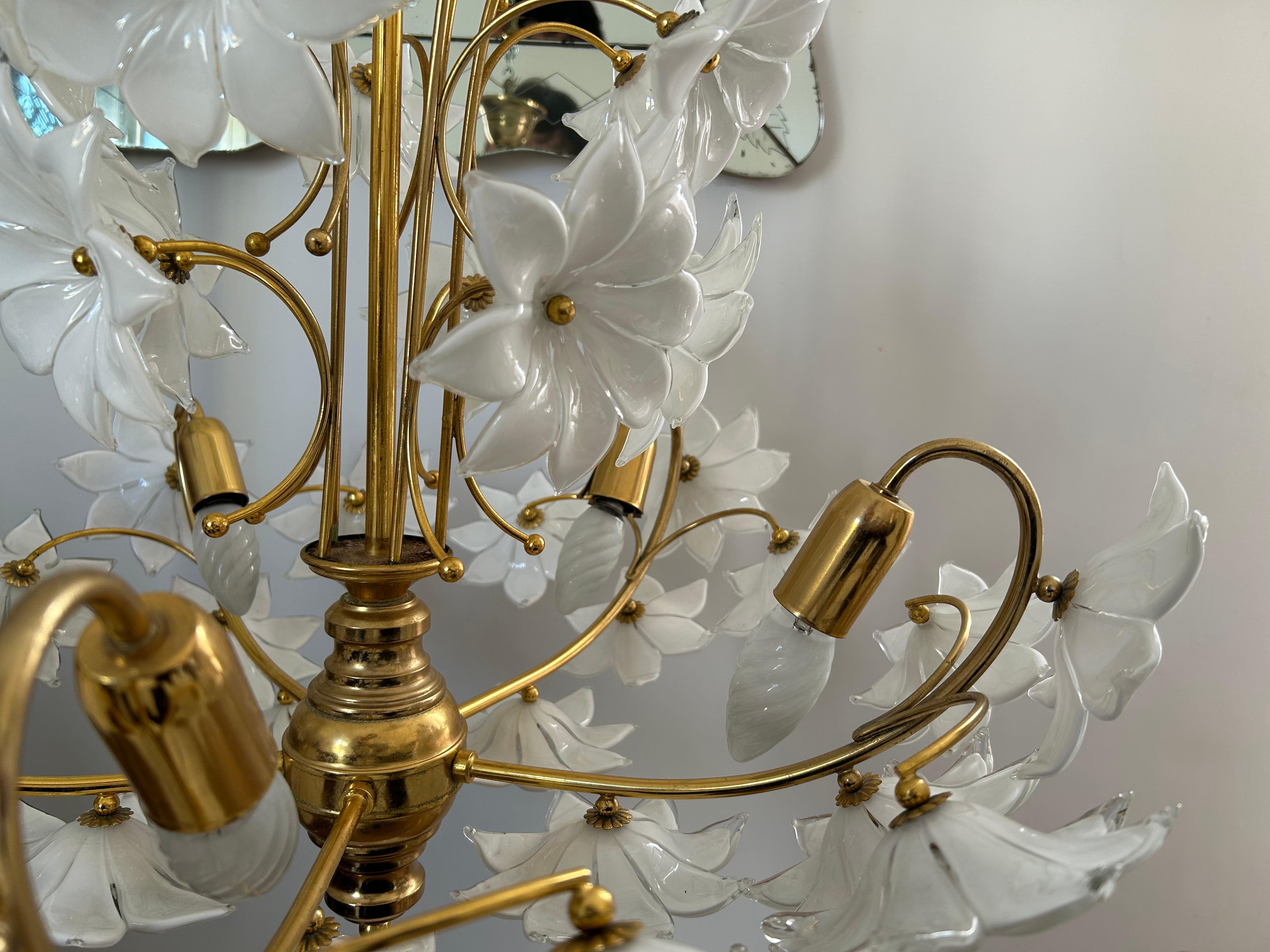 Italiano Margherite nel cielo, coppia di magnifici lampadari a fiori bianchi di Murano, 1980 in vendita