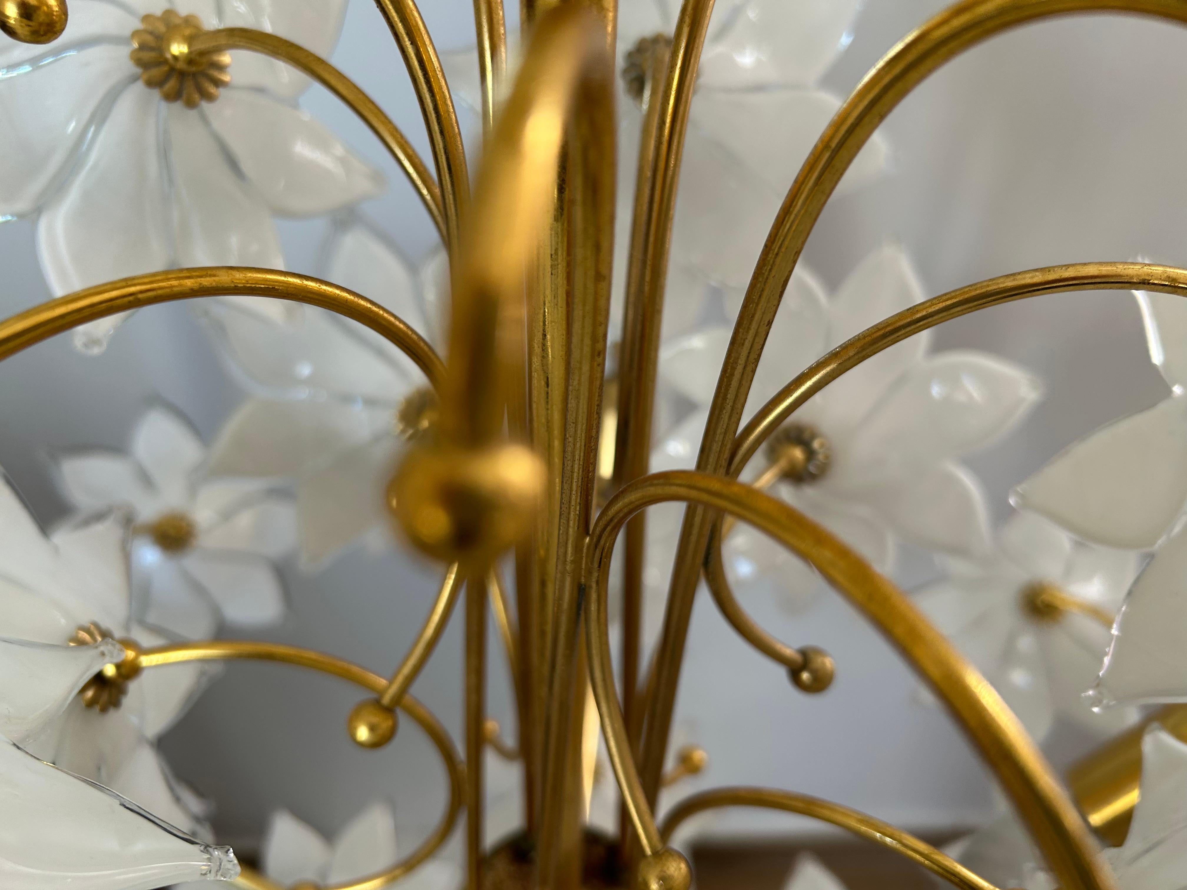 Fatto a mano Margherite nel cielo, coppia di magnifici lampadari a fiori bianchi di Murano, 1980 in vendita
