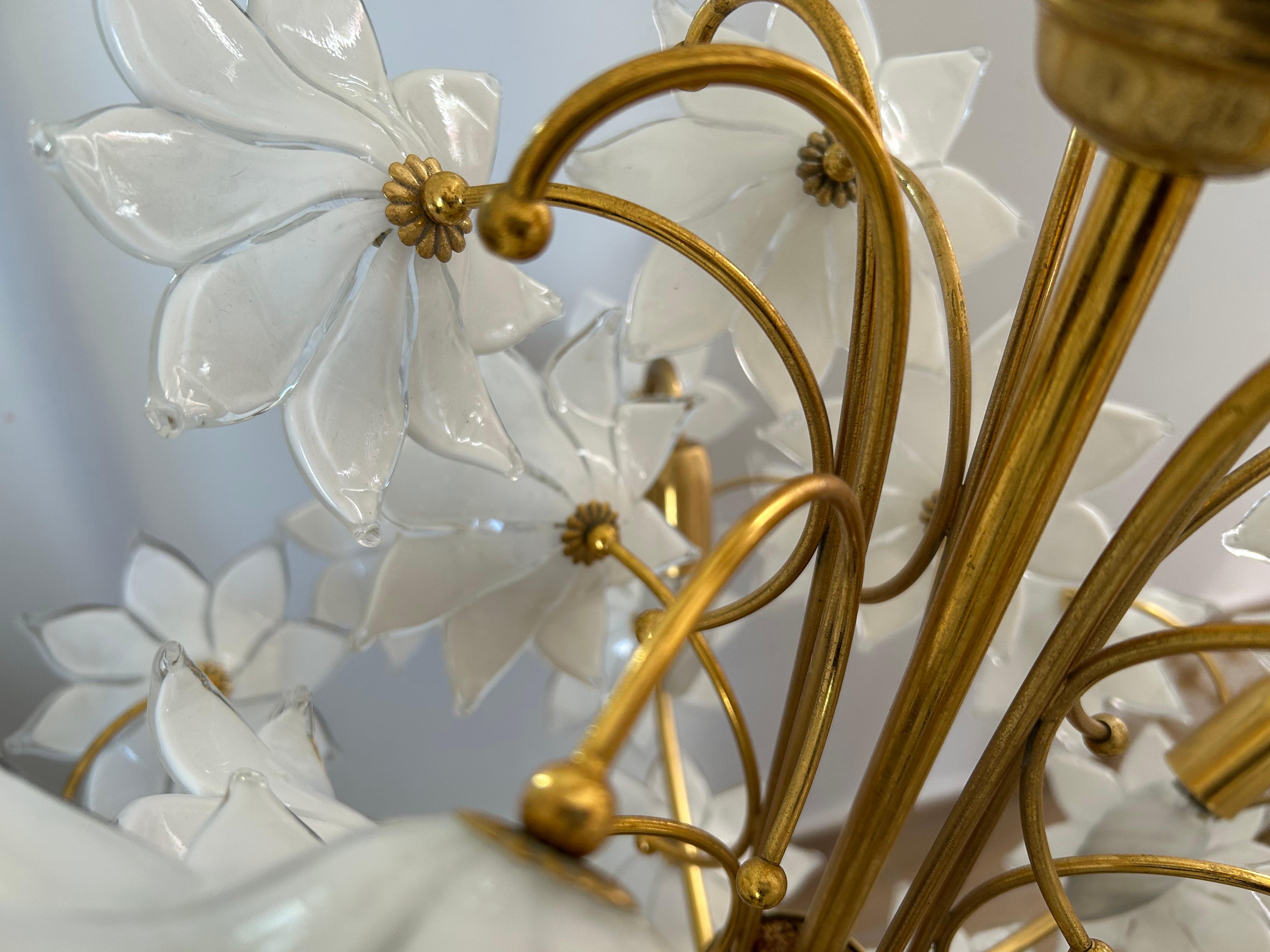 Margherite nel cielo, coppia di magnifici lampadari a fiori bianchi di Murano, 1980 In condizioni buone in vendita a Budapest, HU