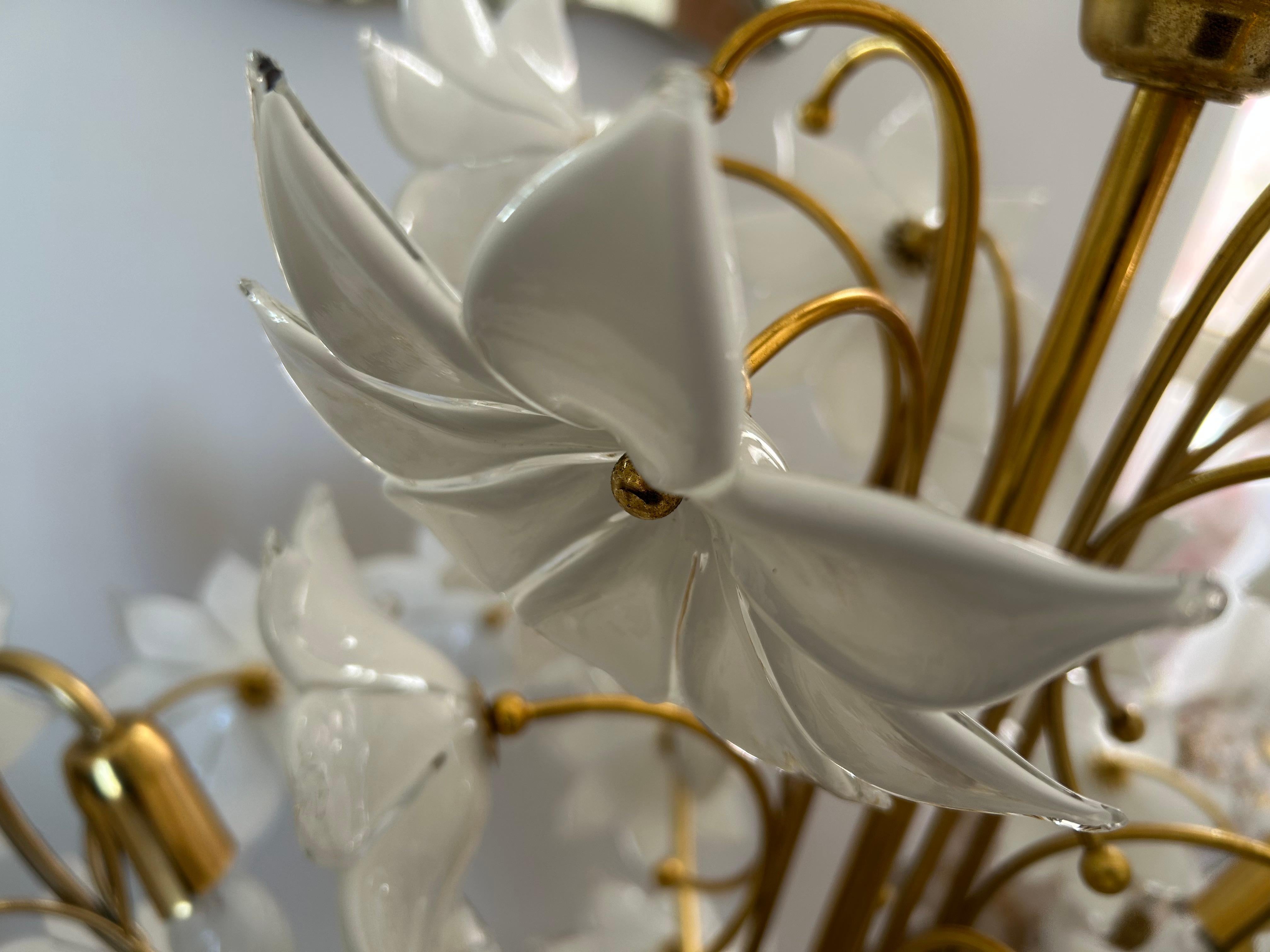 Fine XX secolo Margherite nel cielo, coppia di magnifici lampadari a fiori bianchi di Murano, 1980 in vendita