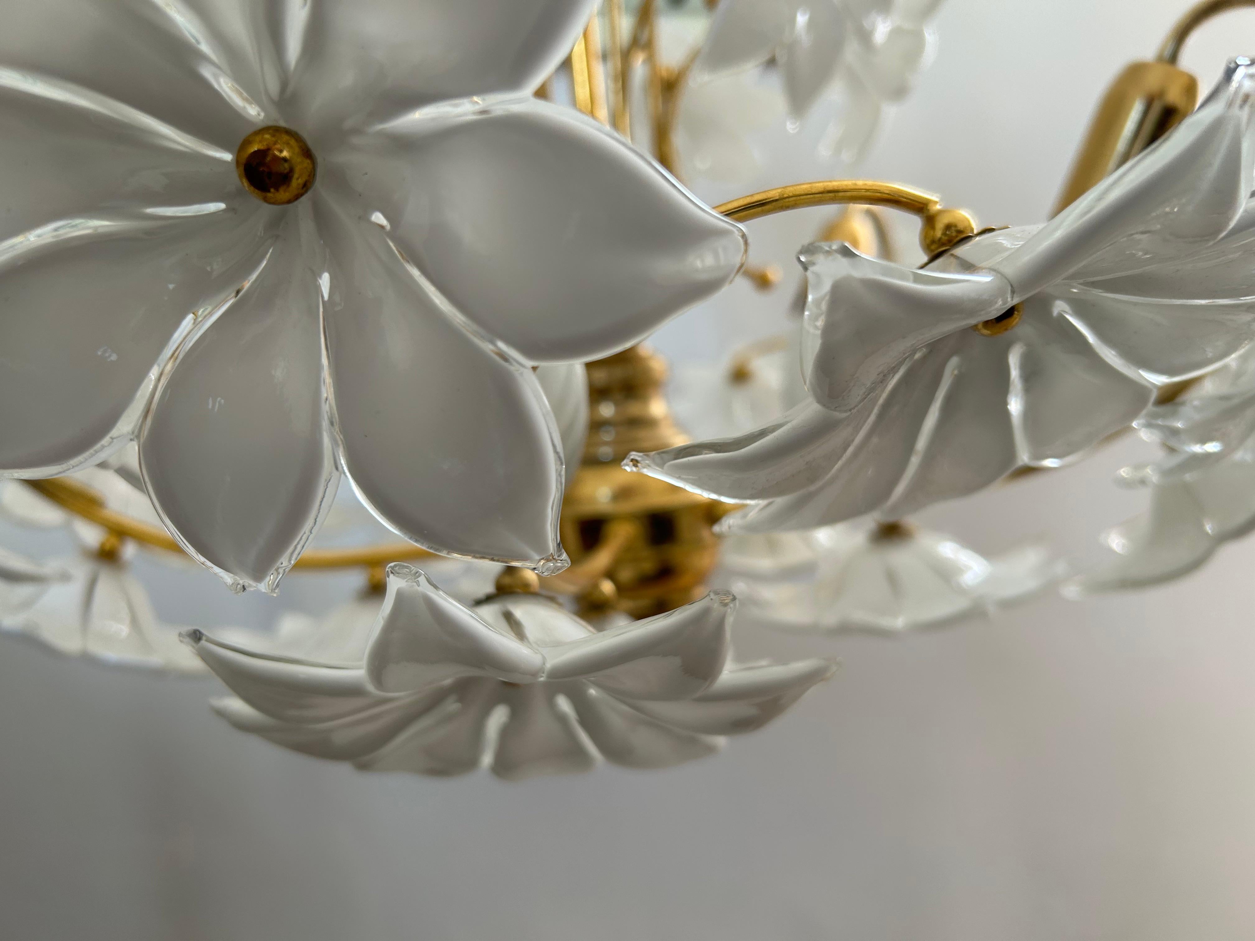 Metallo Margherite nel cielo, coppia di magnifici lampadari a fiori bianchi di Murano, 1980 in vendita