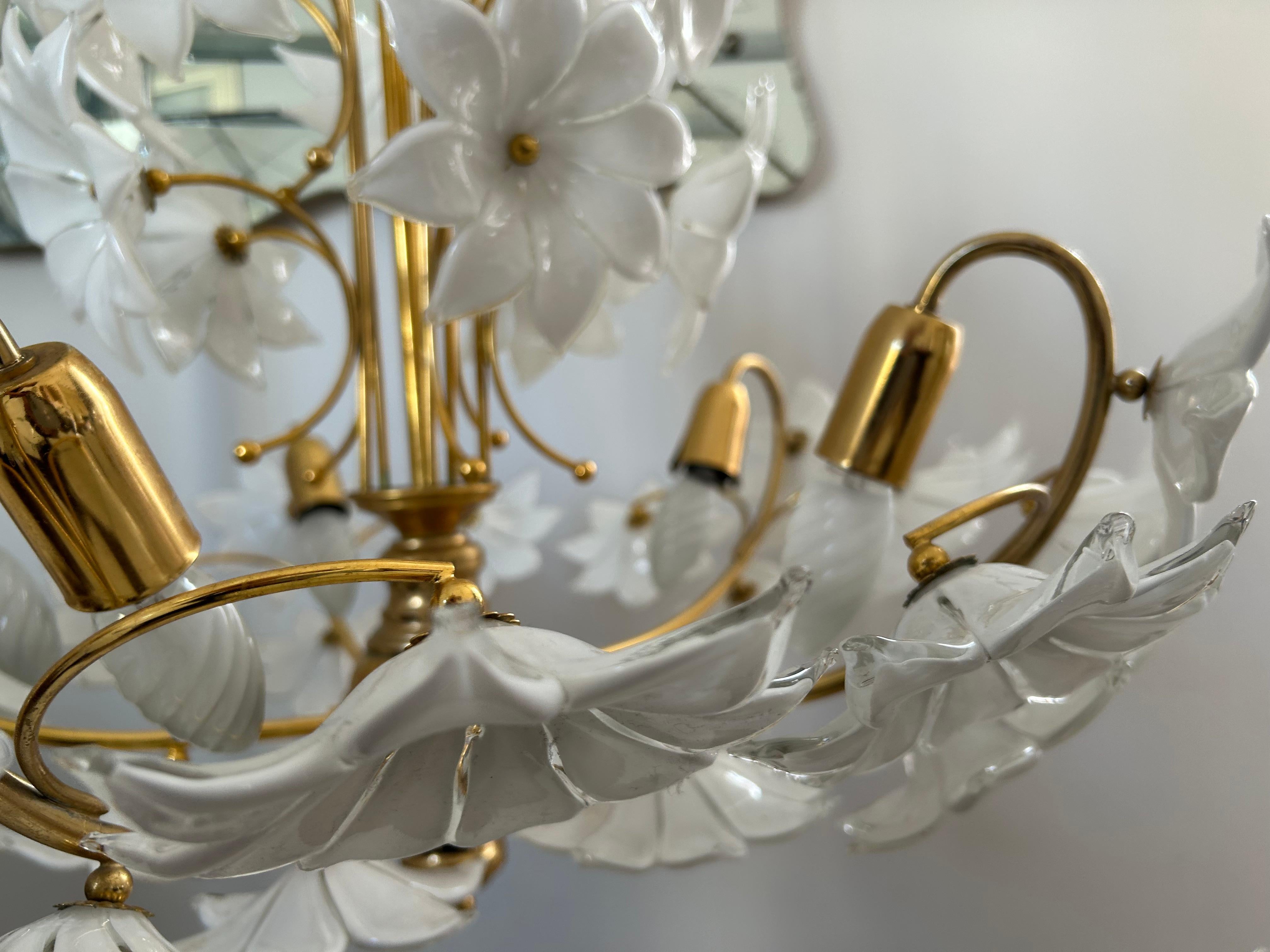 Margherite nel cielo, coppia di magnifici lampadari a fiori bianchi di Murano, 1980 in vendita 1