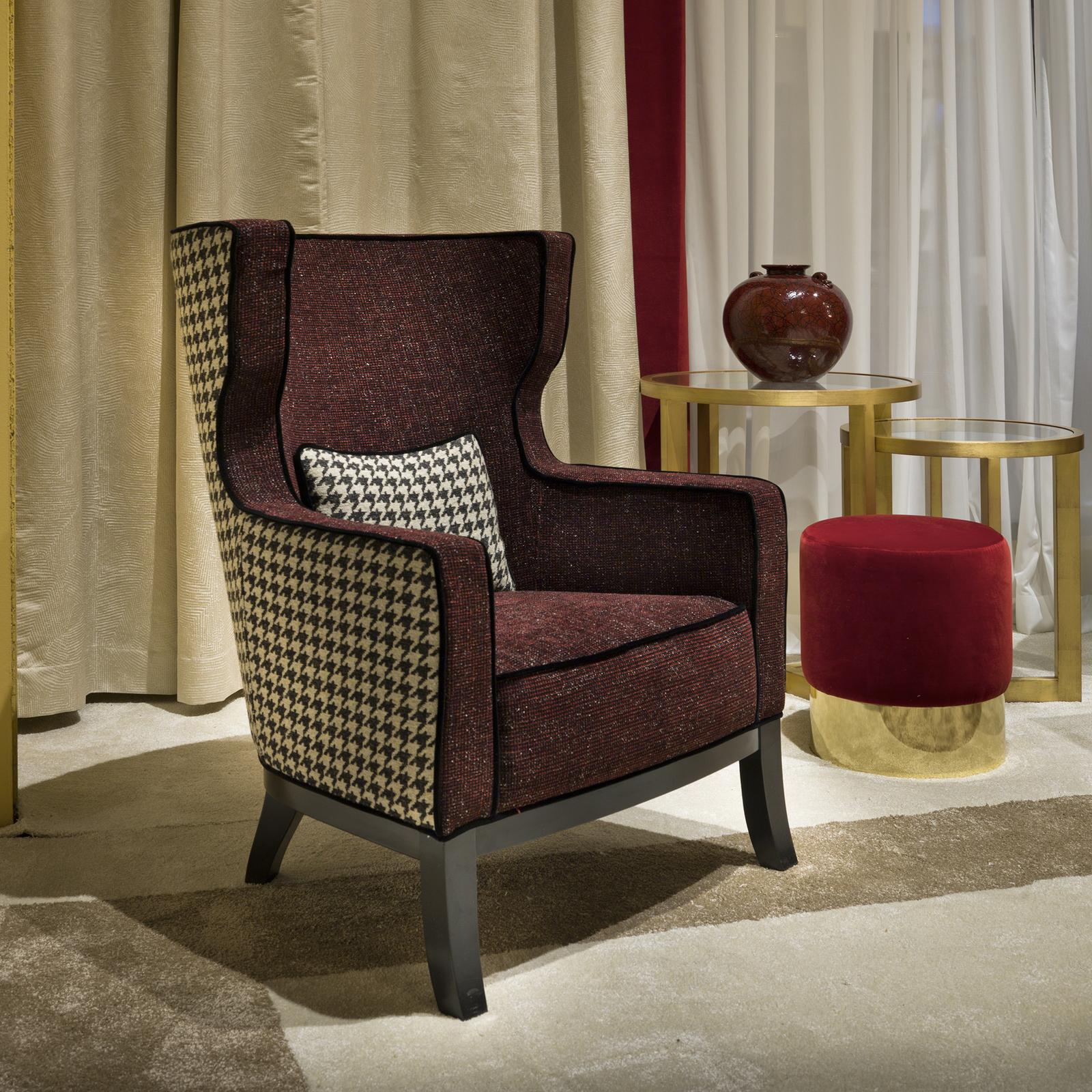 A striking piece of functional decor that will be equally at ease by a bookcase in a study or in the middle of a living room to show off the unique combination of two different cotton covers, this armchair is both comfortable and elegant. The solid
