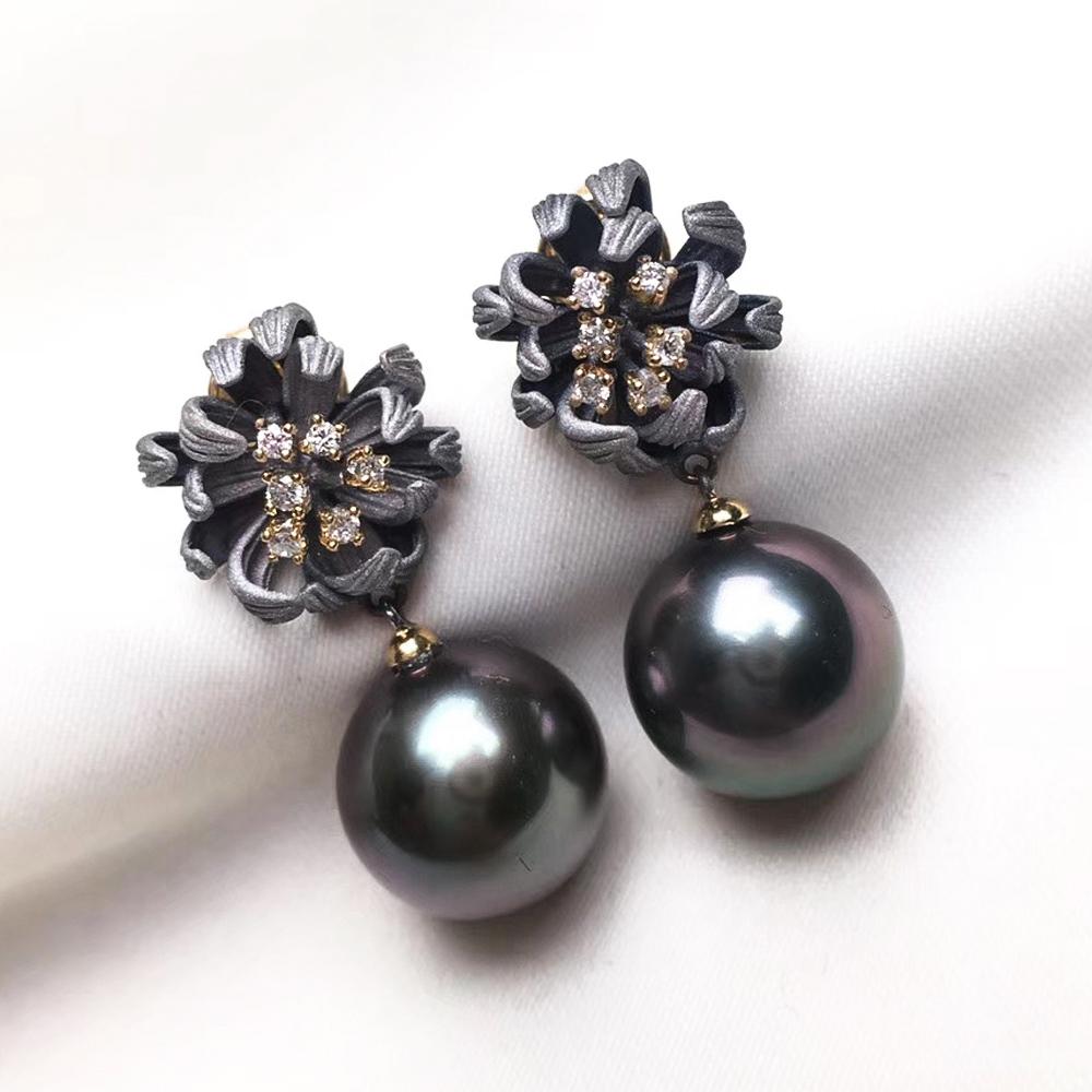 【Vine Symphony】Daisy Bloom Boucles d'oreilles sculptées en or noir 18k et perles de Tahiti Neuf - En vente à New York, NY