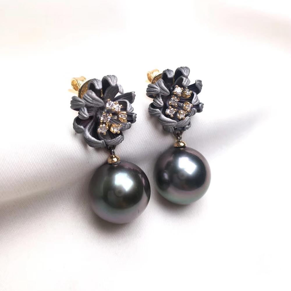 【Vine Symphony】Daisy Bloom Boucles d'oreilles sculptées en or noir 18k et perles de Tahiti en vente 1