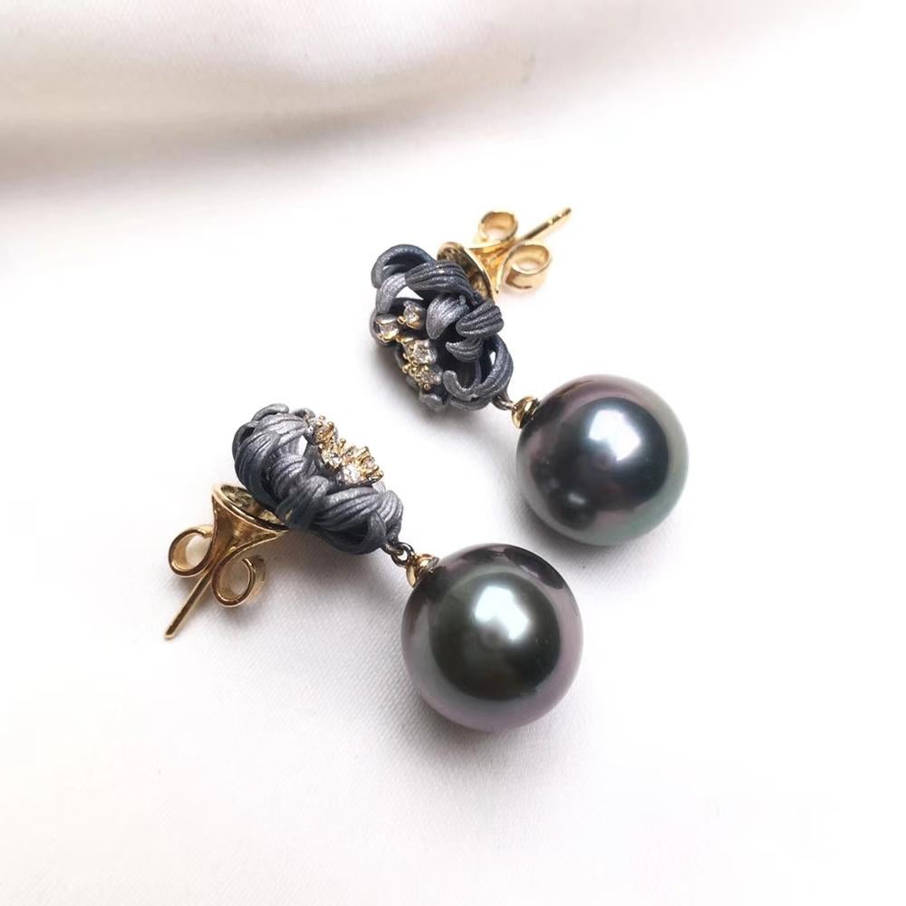 【Vine Symphony】Daisy Bloom Boucles d'oreilles sculptées en or noir 18k et perles de Tahiti en vente 3