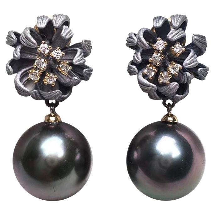 【Vine Symphony】Daisy Bloom Orecchini scolpiti in oro nero 18k e perle di Tahiti