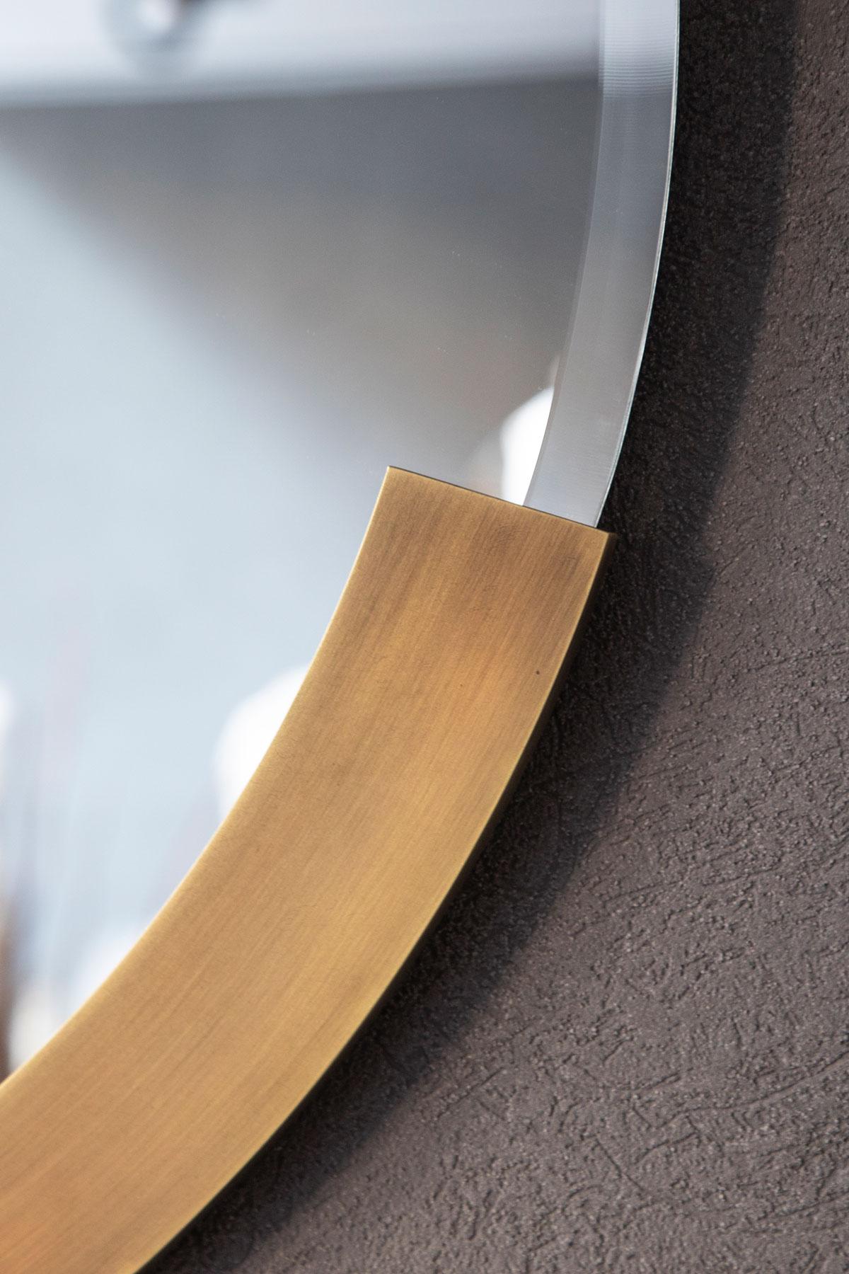 Organico moderno Specchio circolare in ottone Daisy in vendita