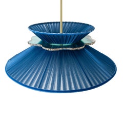 Lampe suspendue contemporaine Daisy 44, soie bleue, verre argenté Neacklace, laiton