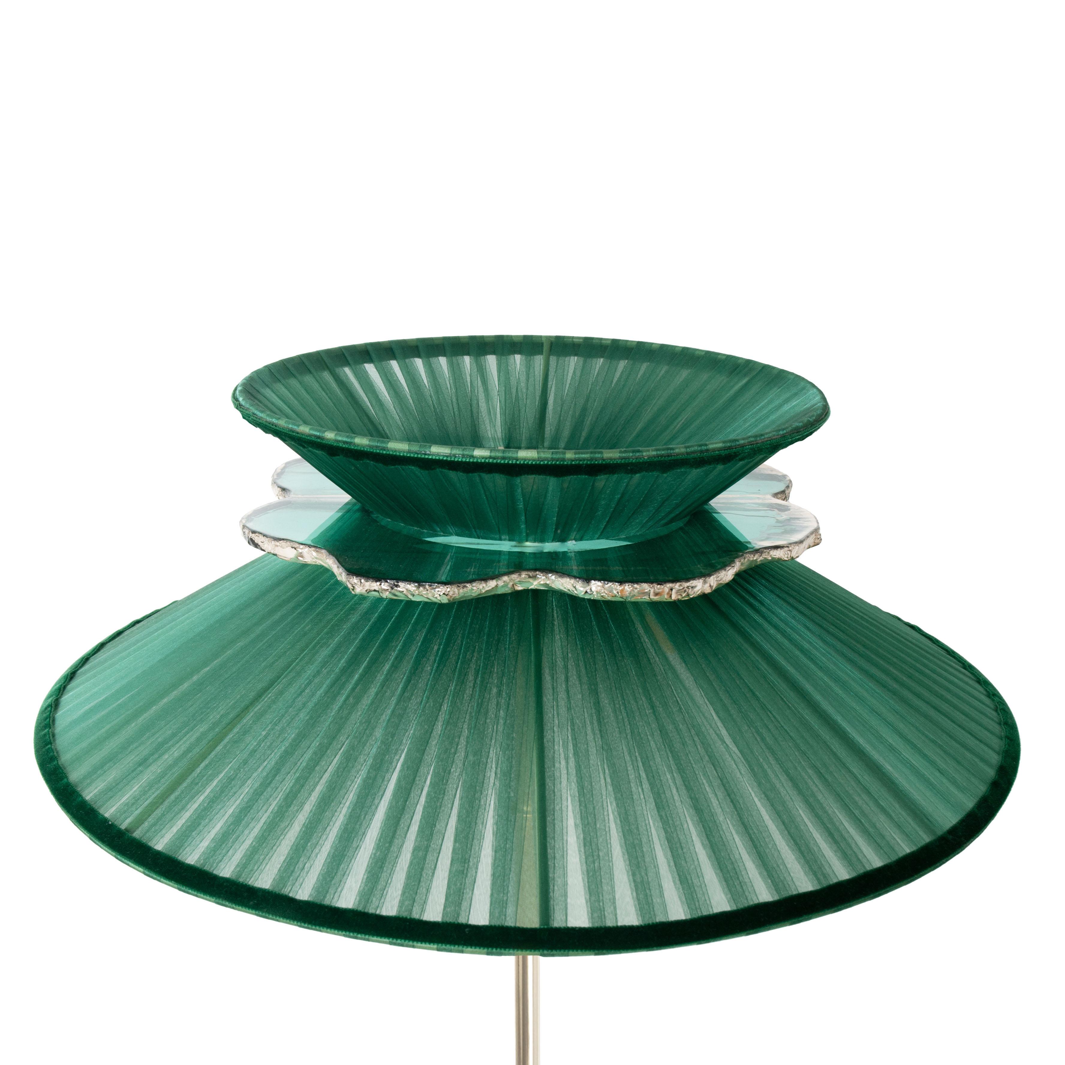 Daisy Contemporary Tischlampe 44 Smaragdfarbenes Seidenglas Versilbertes Collier, Messing (Moderne) im Angebot