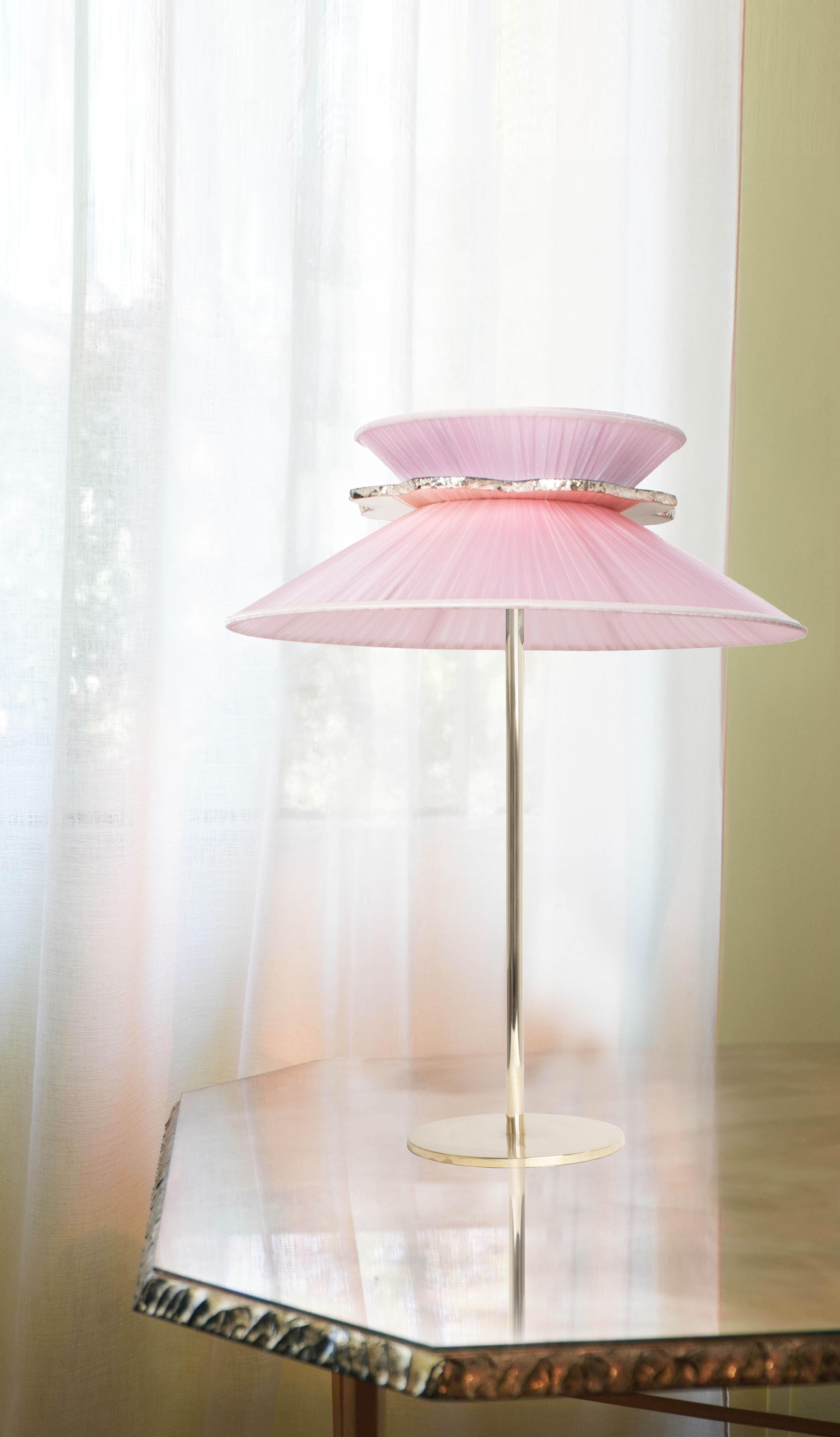 XXIe siècle et contemporain Lampe de table contemporaine Daisy 44 Rose Silk Glass Silvered Necklace, Gloss Brass en vente