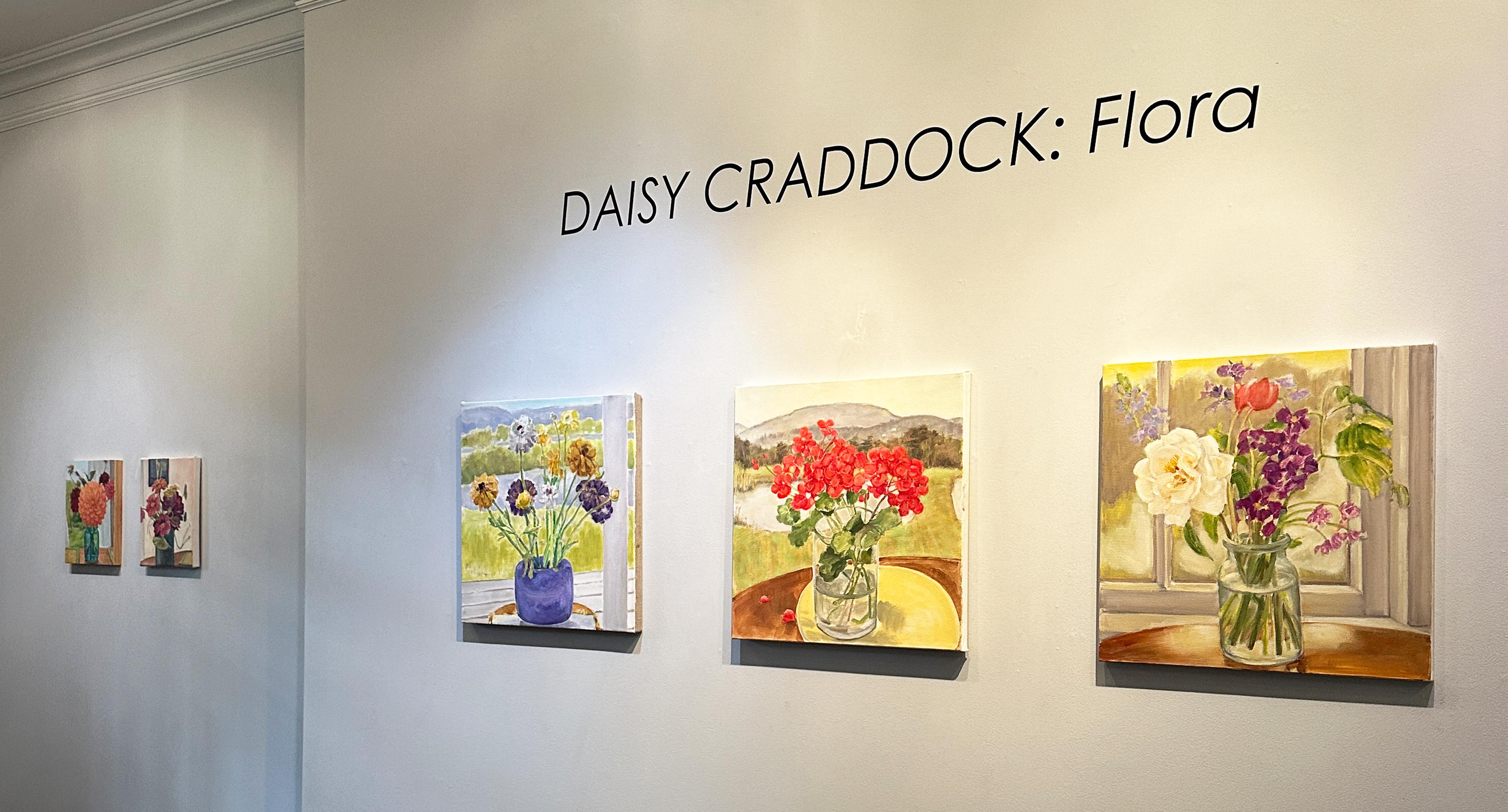 Géraniums et étang, 2022, rouge et vibrant, nature morte florale, peinture - Painting de Daisy Craddock