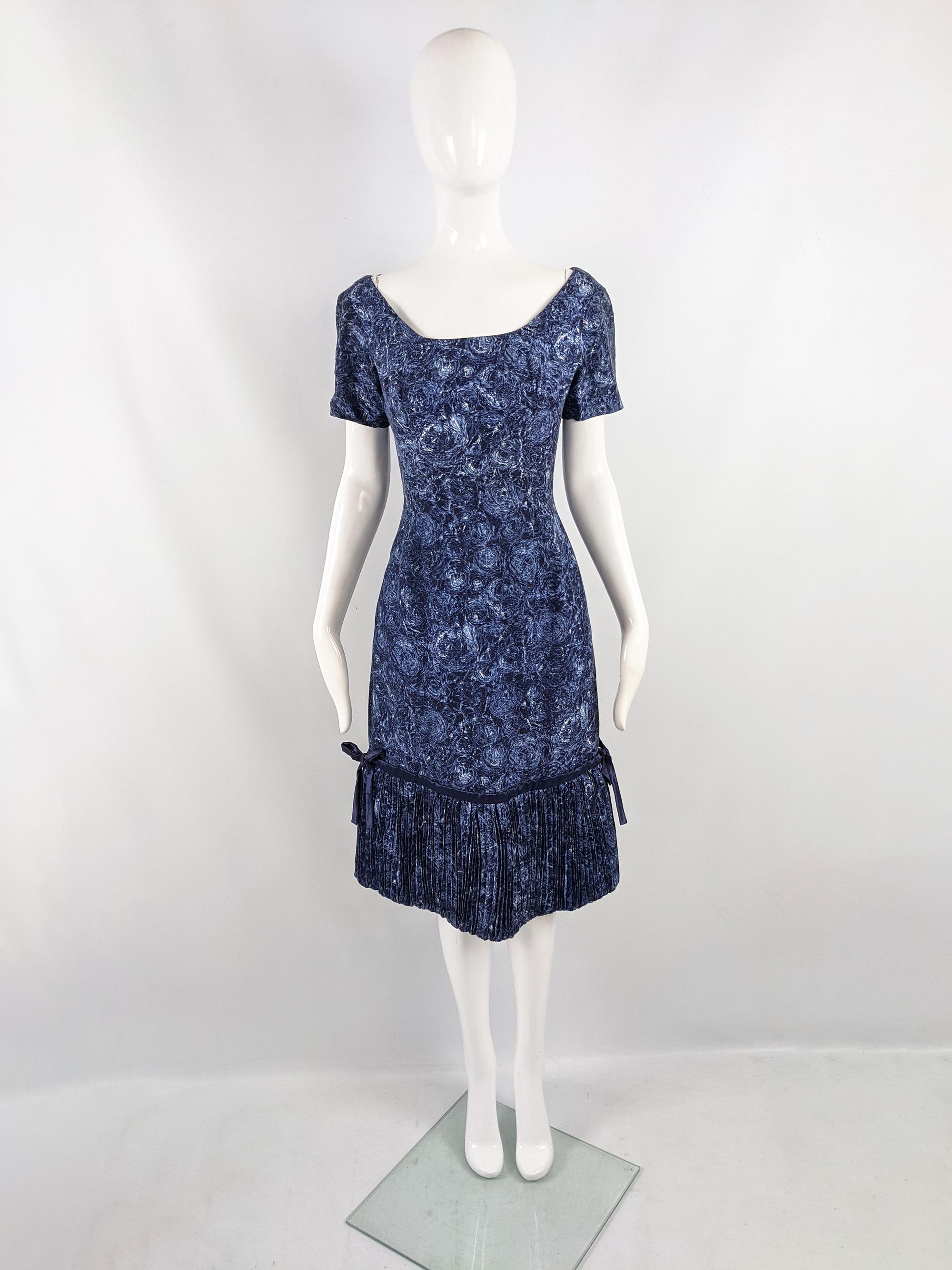 A glamorous vintage womens dress from the 50s by Italian designer, Daisy de Formari of Rome. In a lightweight blue wool fabric with an impressionist floral print throughout, short sleeves and a pleated bubble hem. 

Size: Unlabelled; measures
