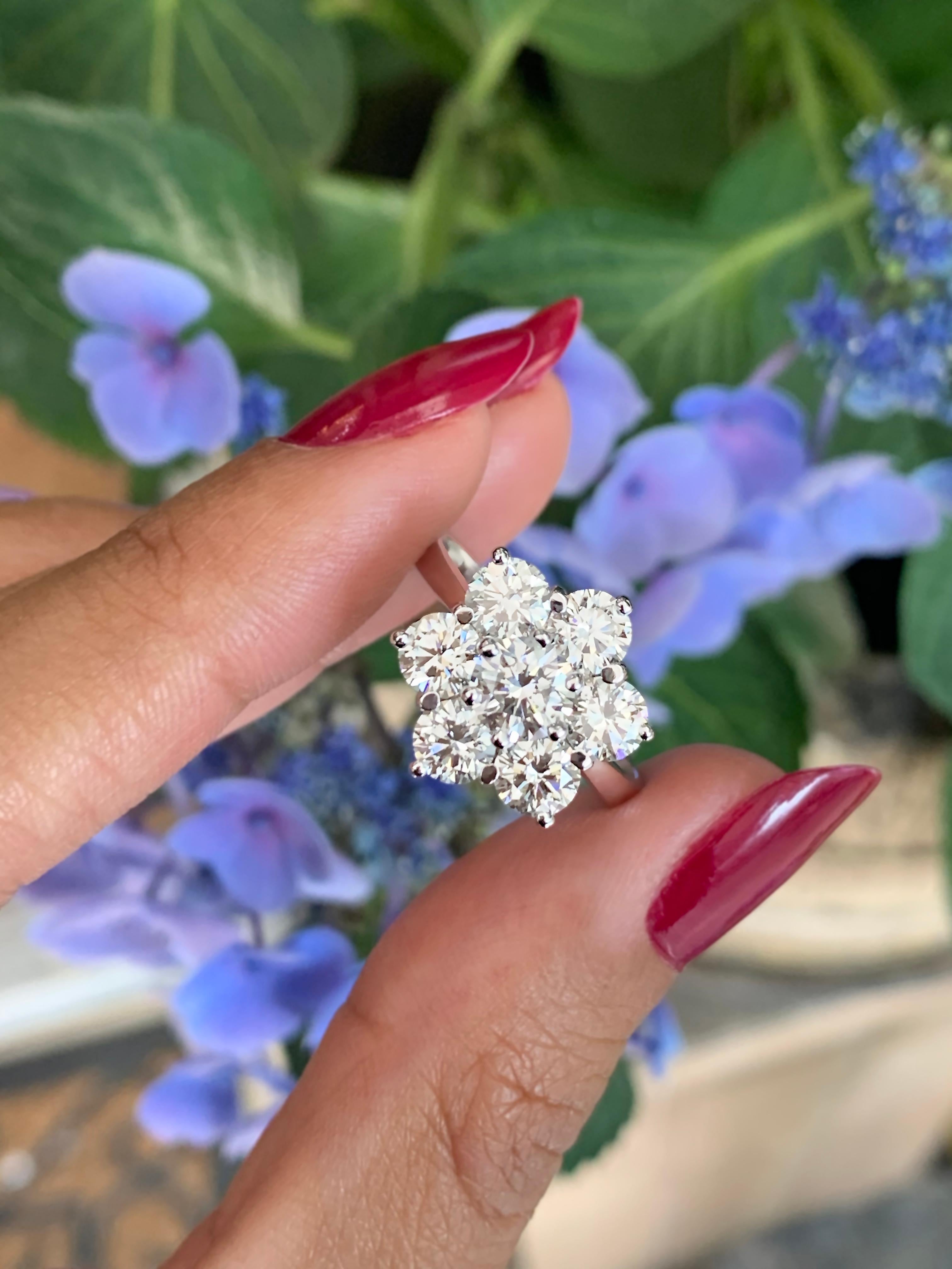 Modern Daisy Diamond 18 Carat White Gold Cluster Ring