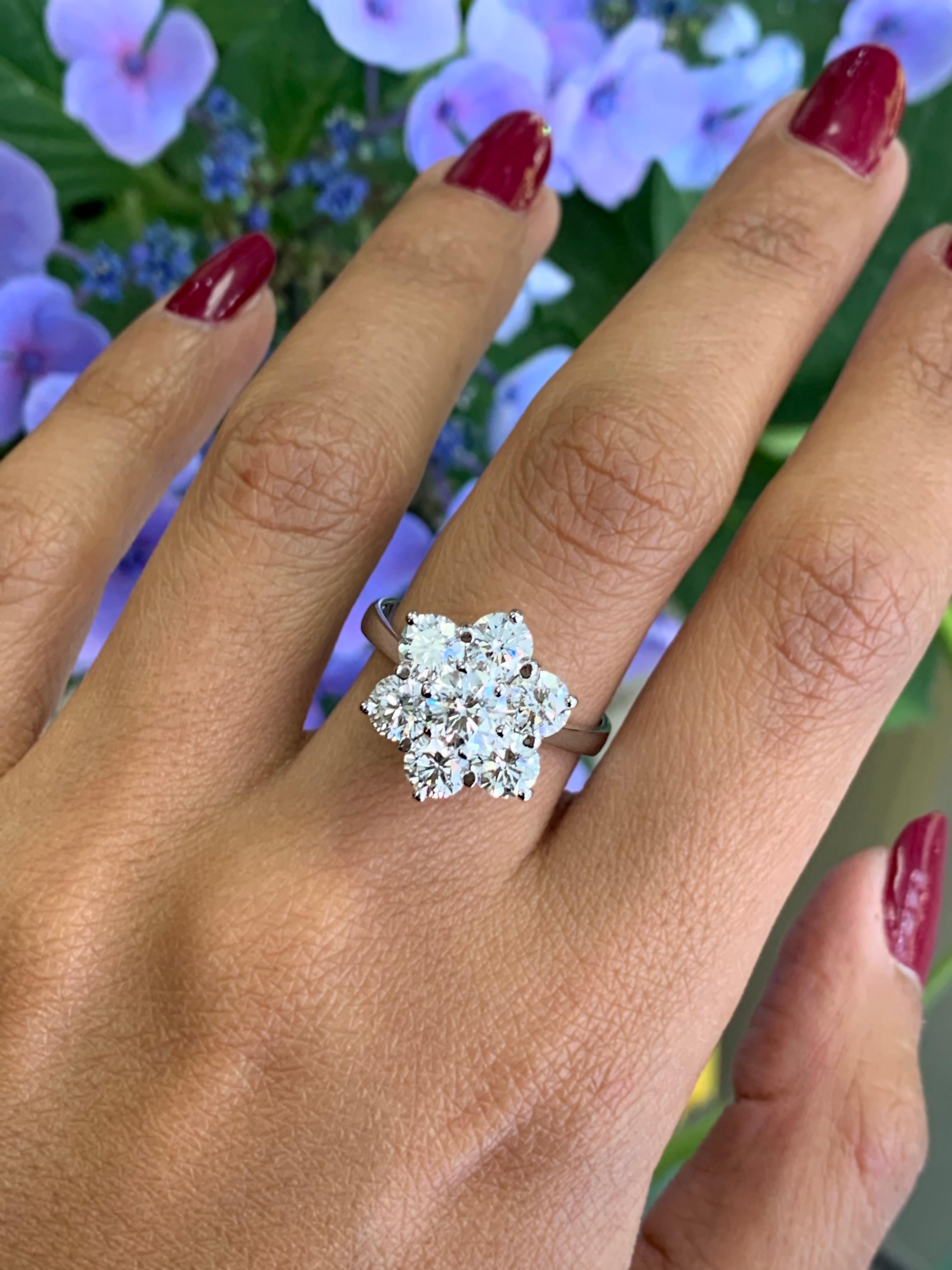 Daisy Diamond 18 Carat White Gold Cluster Ring In Excellent Condition In London, GB