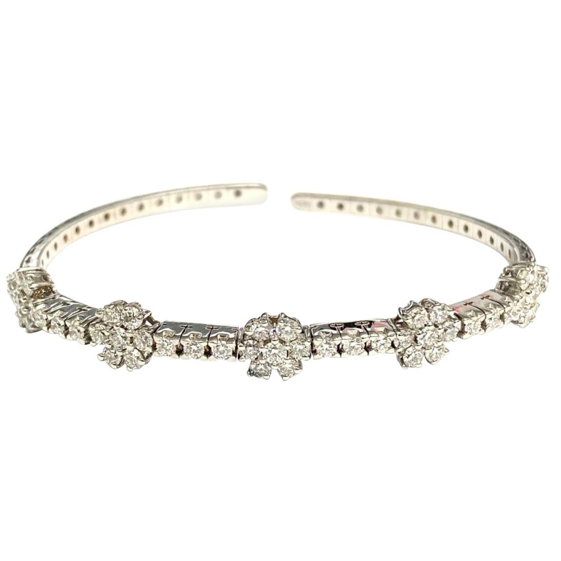 Bracelet jonc marguerite en or blanc 18 carats et diamants en vente