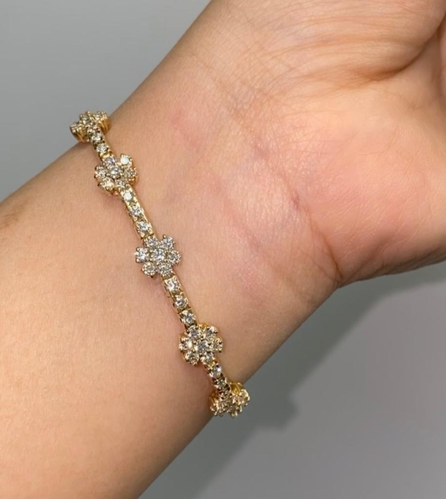 Taille ronde Bracelet jonc marguerite en or jaune 18 carats et diamants en vente
