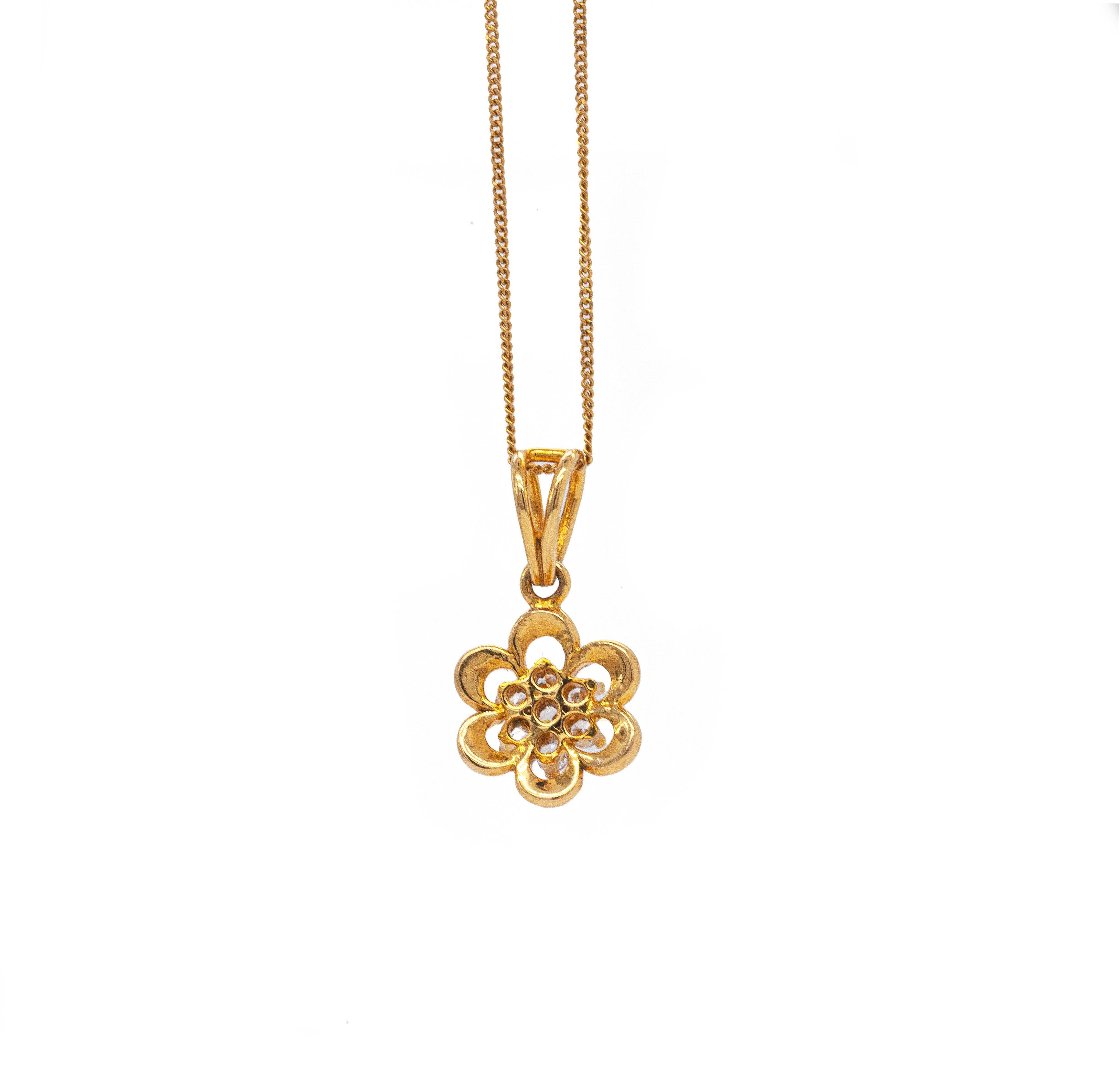 Romantic Daisy Diamond Cluster 18 Carat Yellow Gold Flower Pendant and Chain For Sale