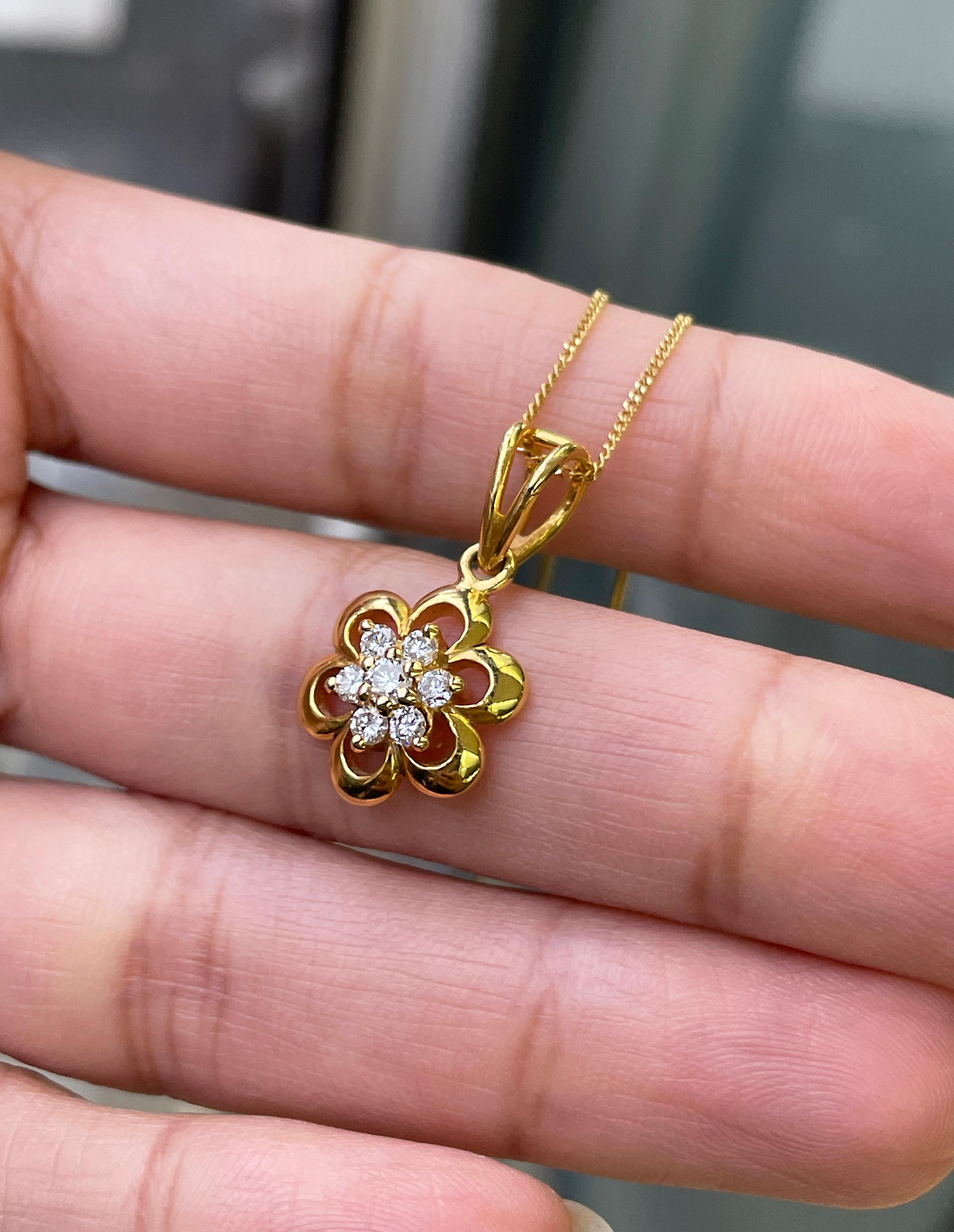 Daisy Diamond Cluster 18 Carat Yellow Gold Flower Pendant and Chain In Excellent Condition For Sale In London, GB