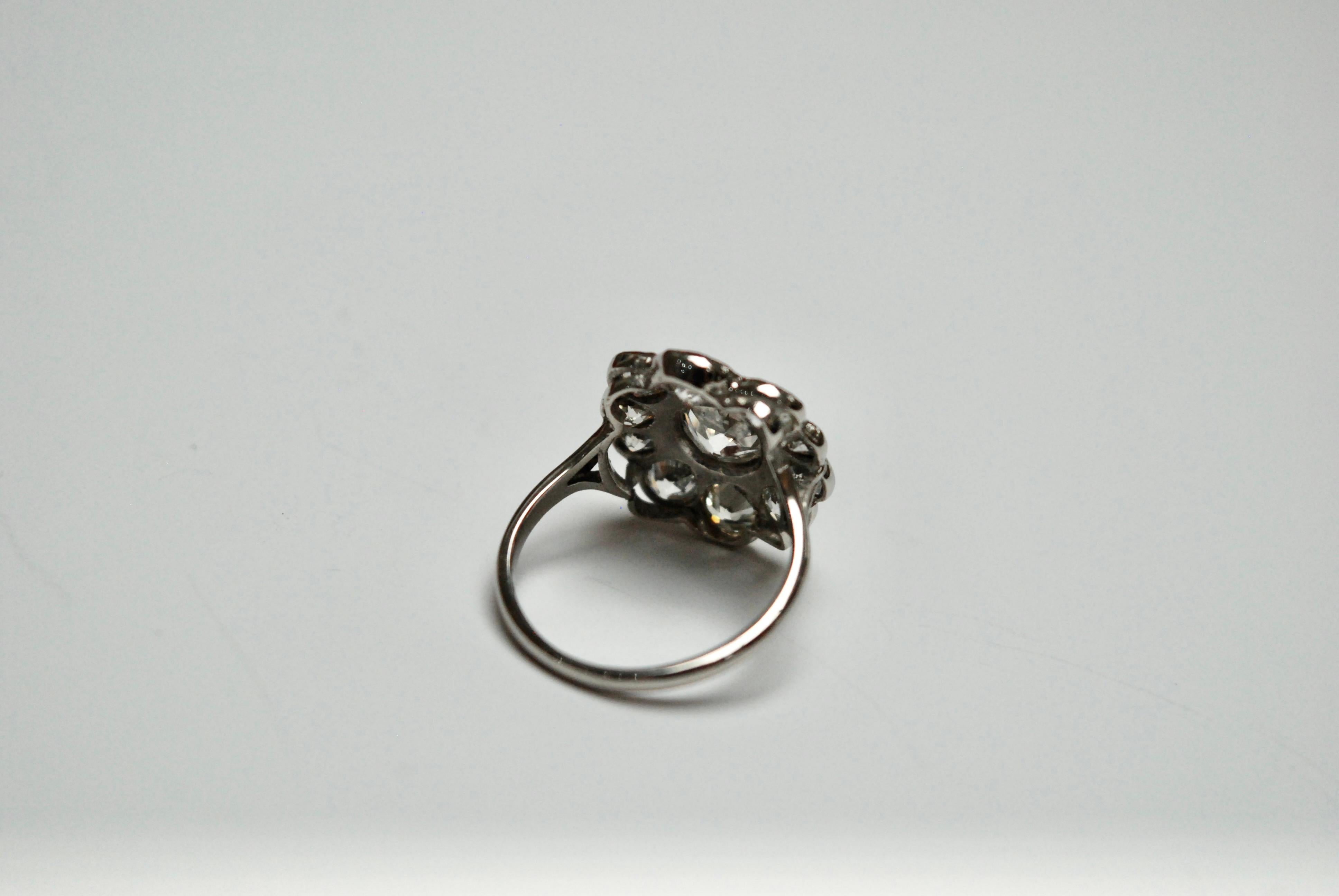 Gänseblümchen-Diamant-Cluster-Ring, frühes 20. Jahrhundert (Antiker Kissenschliff)