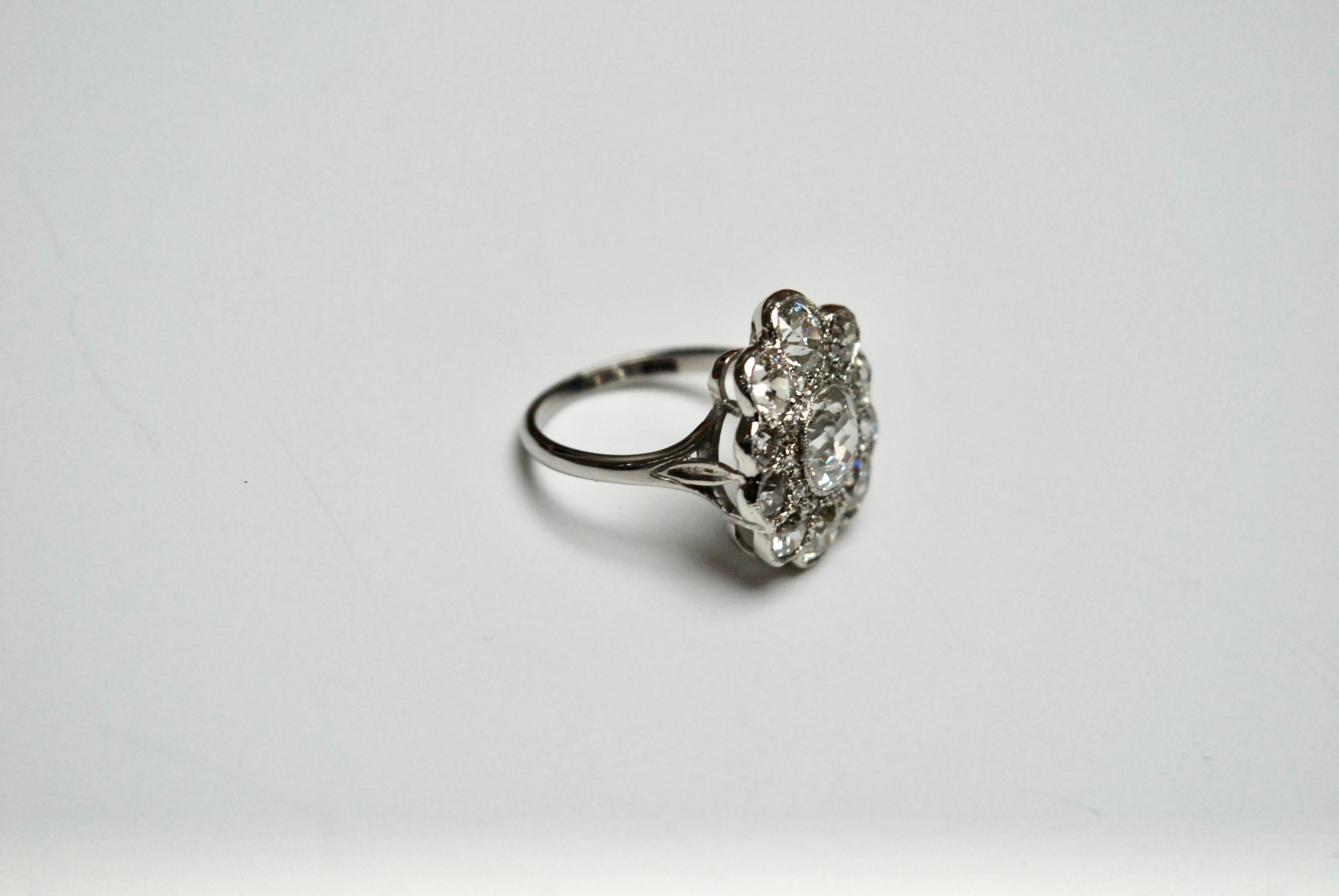 Gänseblümchen-Diamant-Cluster-Ring, frühes 20. Jahrhundert im Zustand „Hervorragend“ in London, GB