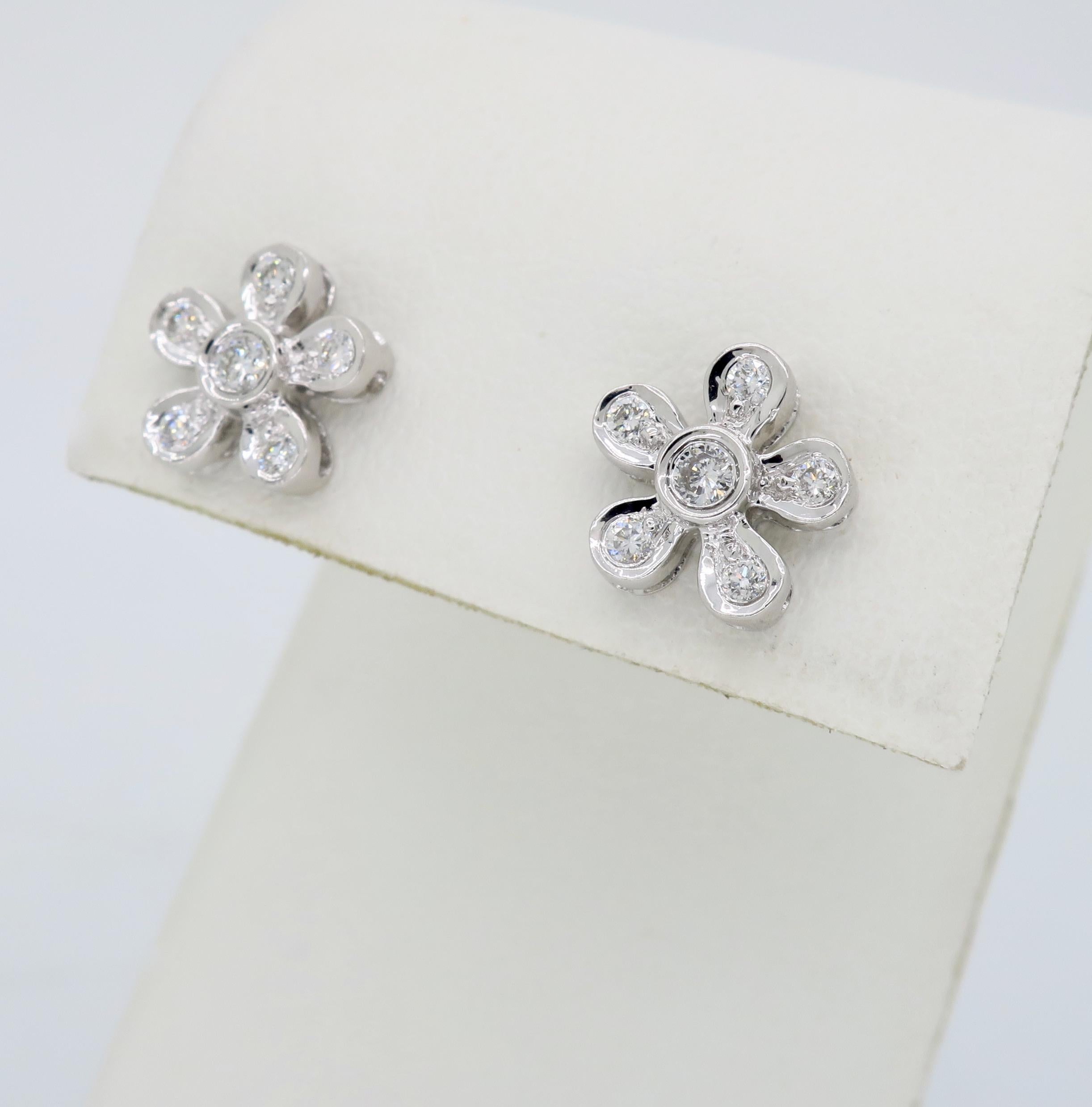 Daisy Diamond Stud Earrings in 18 Karat White Gold In New Condition In Webster, NY