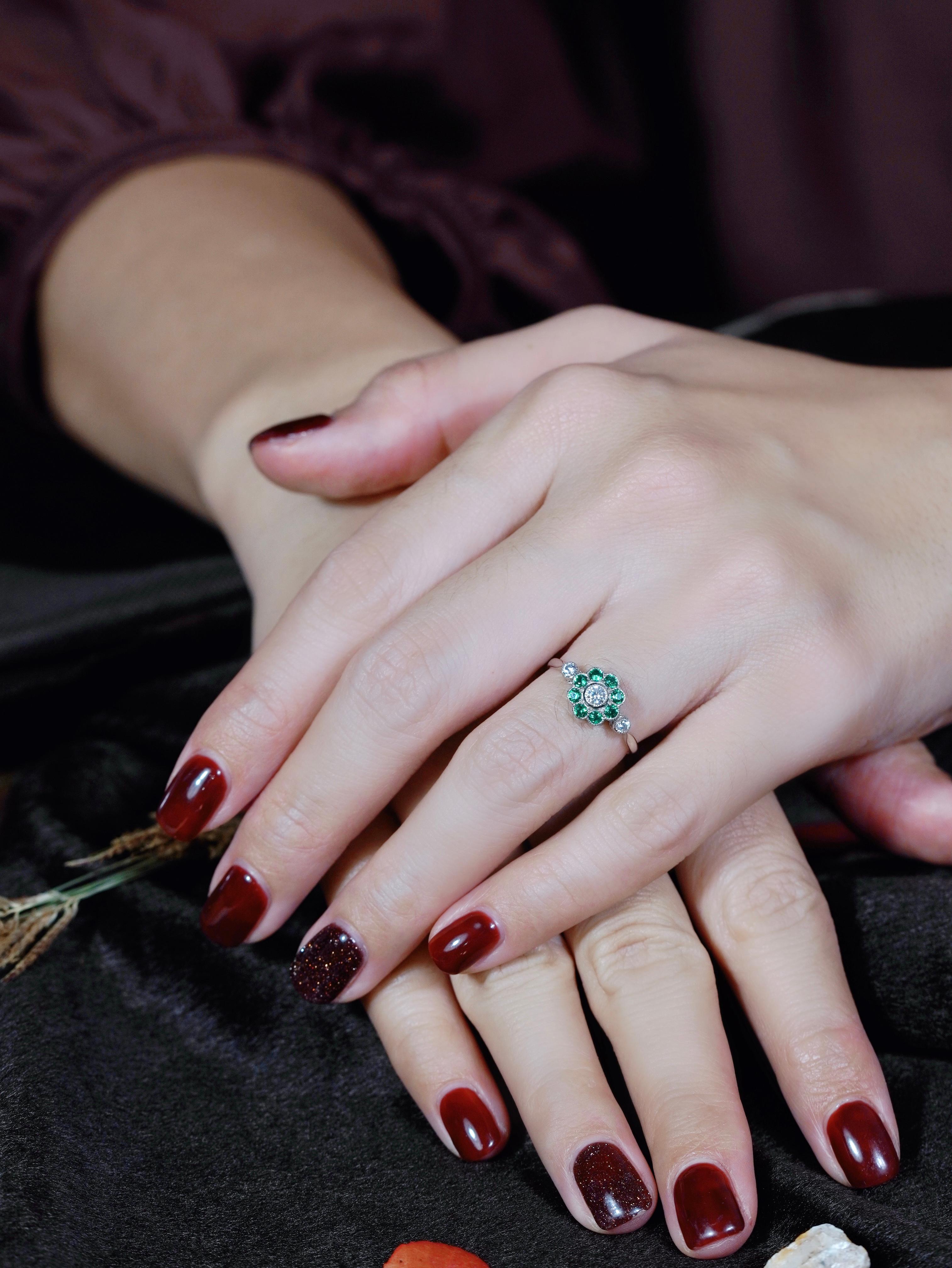L'élégance florale est au rendez-vous avec cette bague Daisy Diamond and Emerald. Un diamant étincelant trône au centre, entouré d'émeraudes vibrantes disposées comme de délicats pétales de fleurs. Inspiré par le charme d'une marguerite, ce design