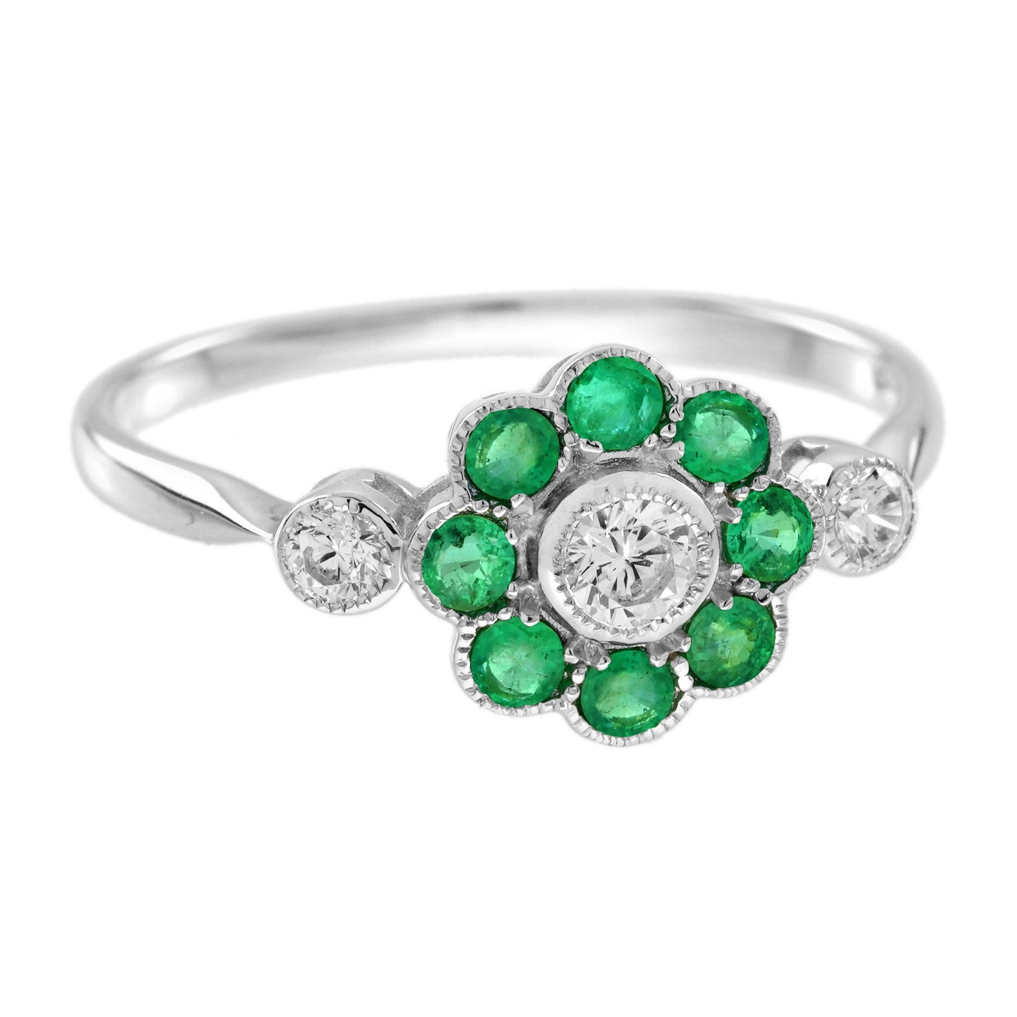 L'anello Daisy Diamond and Emerald è un gioiello di eleganza floreale. Un diamante scintillante si trova al centro, circondato da smeraldi vibranti disposti come delicati petali di fiori. Ispirato al fascino di una margherita, questo design unisce