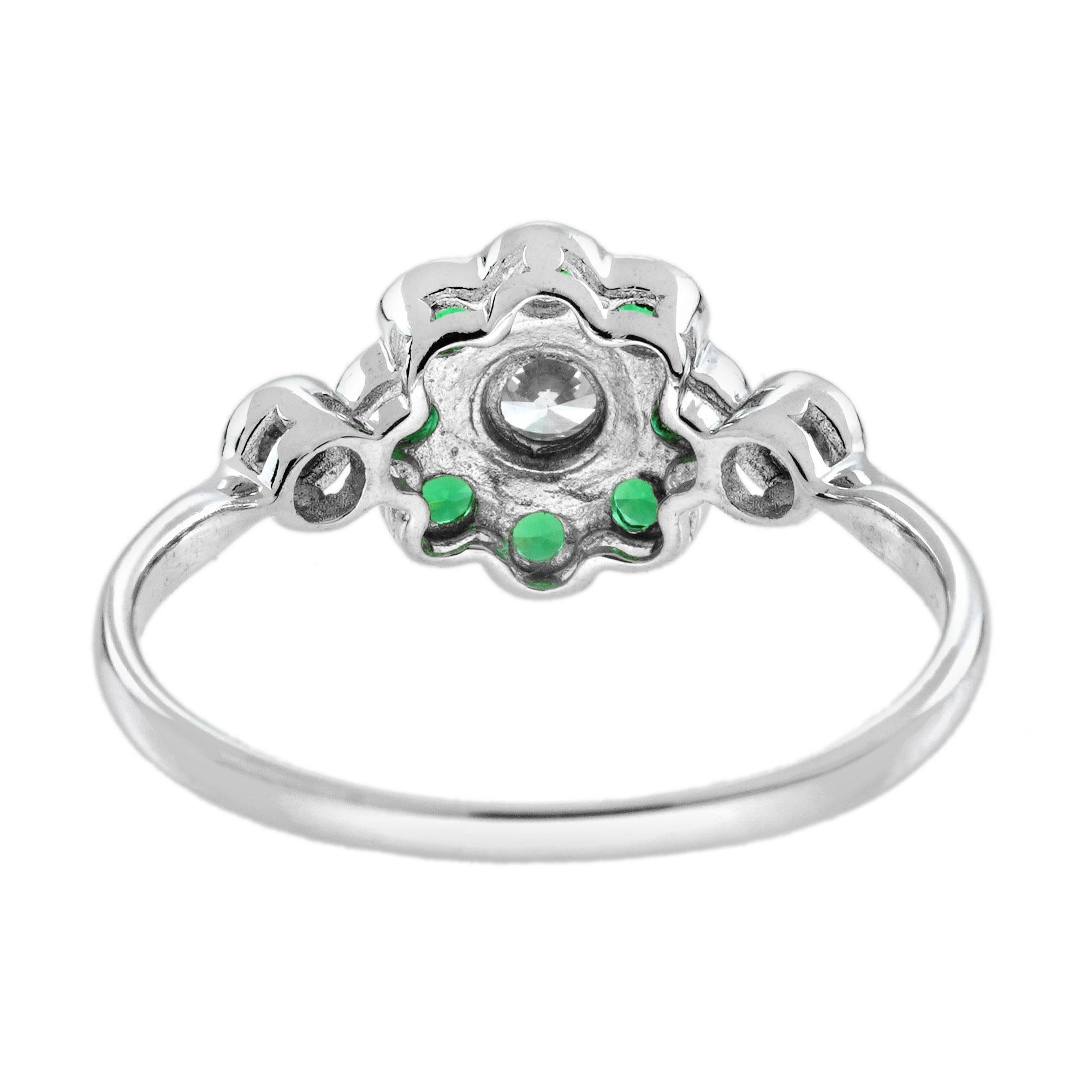 Taglio rotondo Anello floreale con diamante a margherita e smeraldo in oro bianco 18 carati in vendita