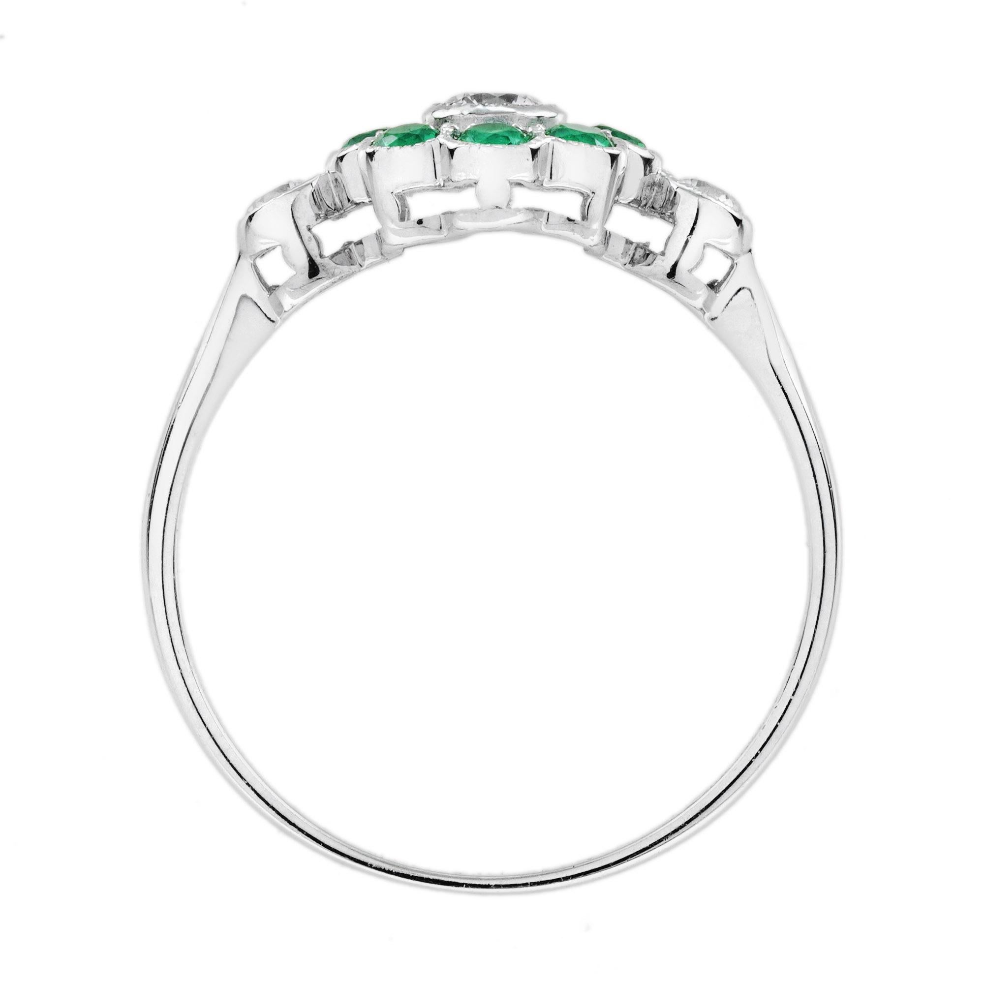 Anello floreale con diamante a margherita e smeraldo in oro bianco 18 carati In condizioni Nuovo in vendita a Bangkok, TH