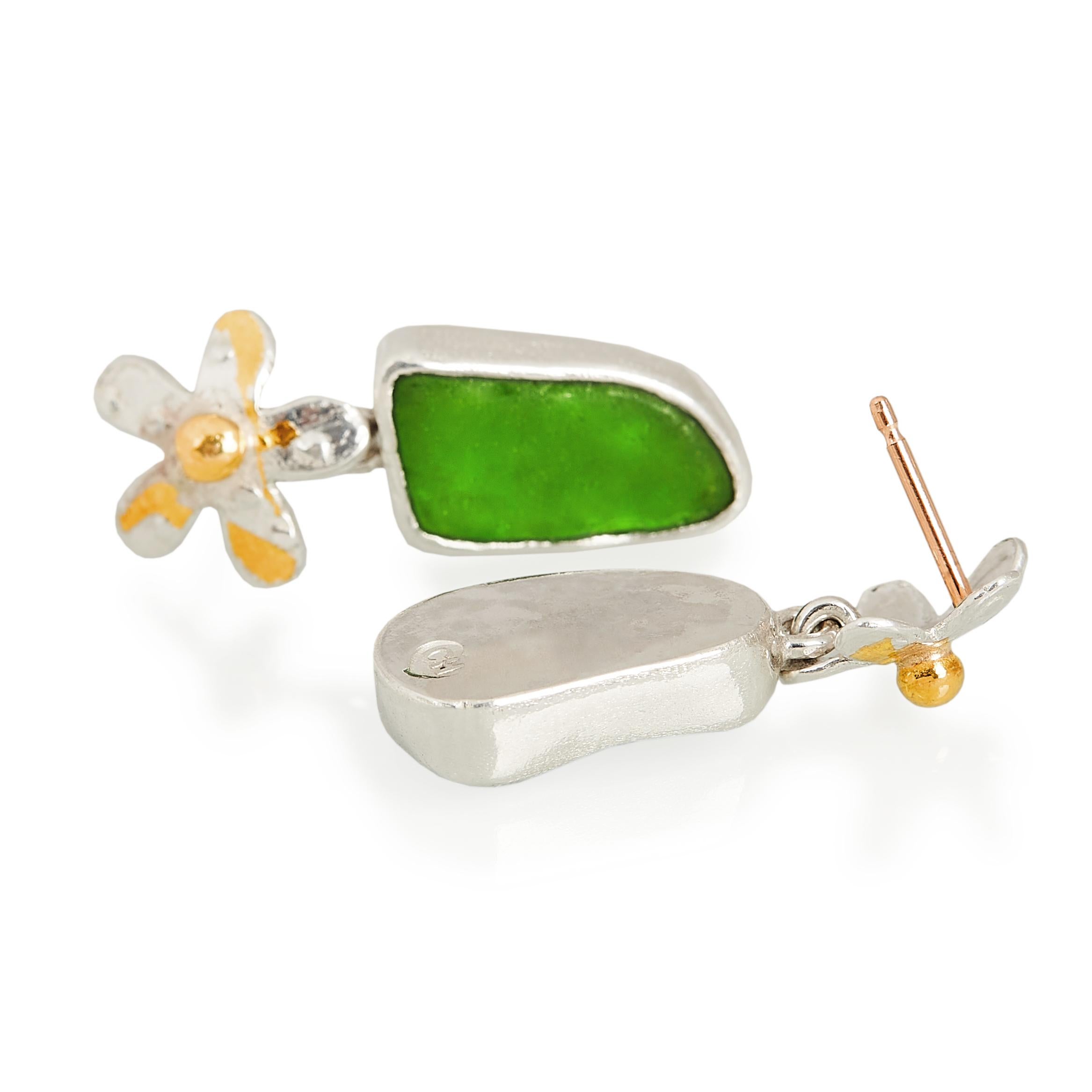 Emerald green sea glass found on the beaches of the North Cornish coast in England set in silver and suspended from daisies patterned using 24kt gold kuemboo techniques. The earring posts are made out of 9kt gold. They are handmade with care in