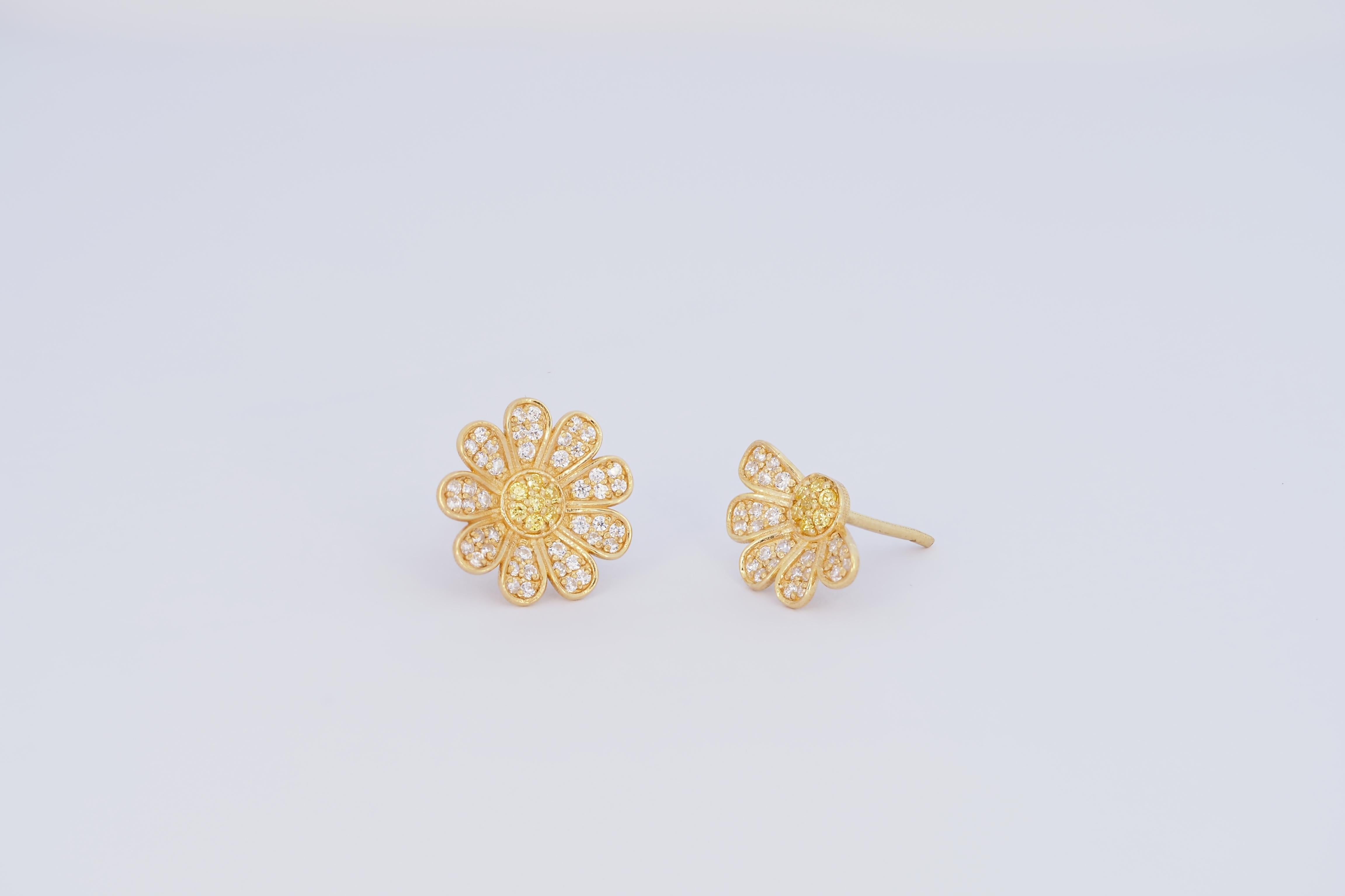 Daisy flower 14k gold earrings: Love Me, Love Me Not earrings studs For Sale 2