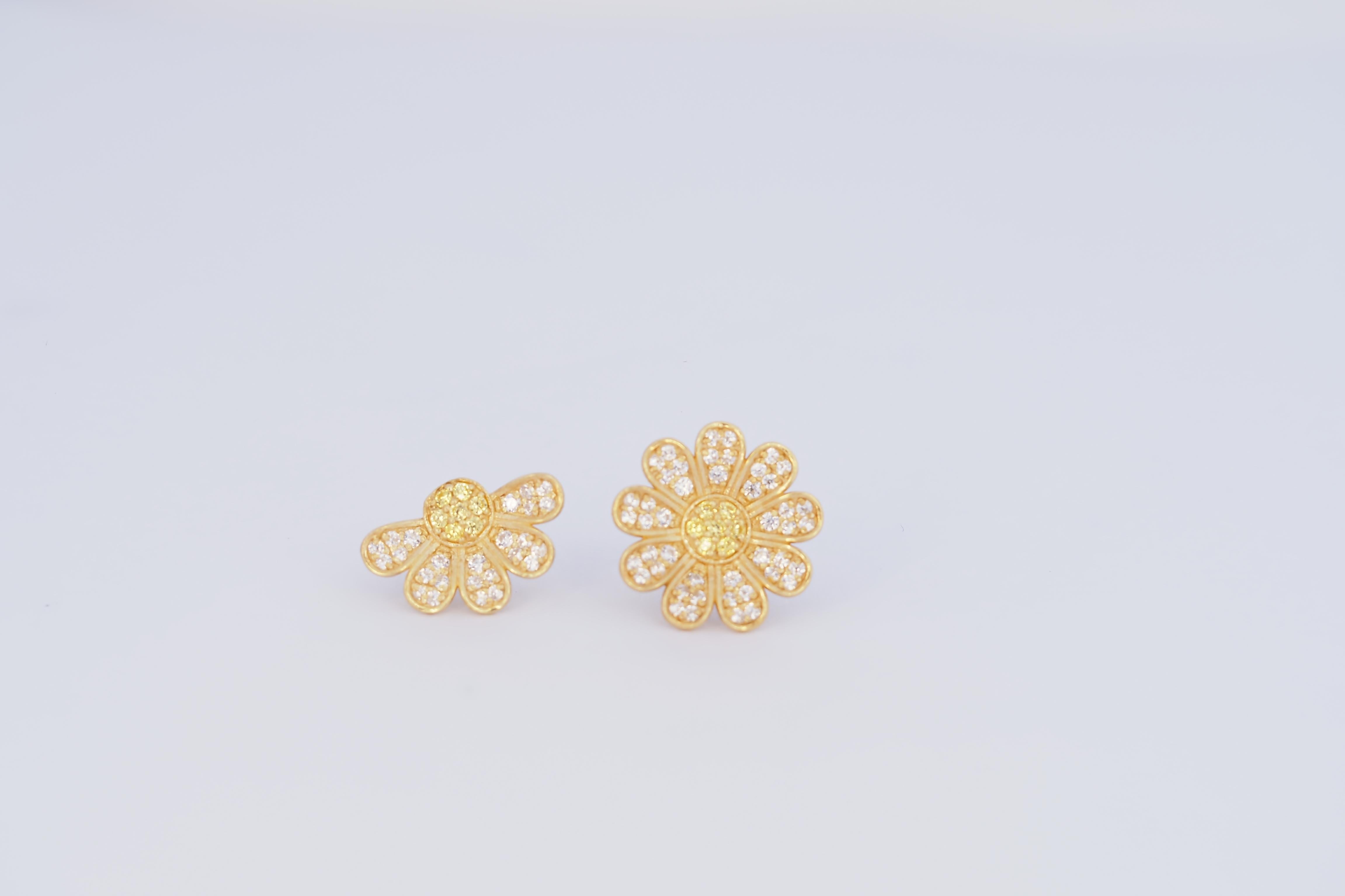 Daisy flower 14k gold earrings studs.  For Sale 4