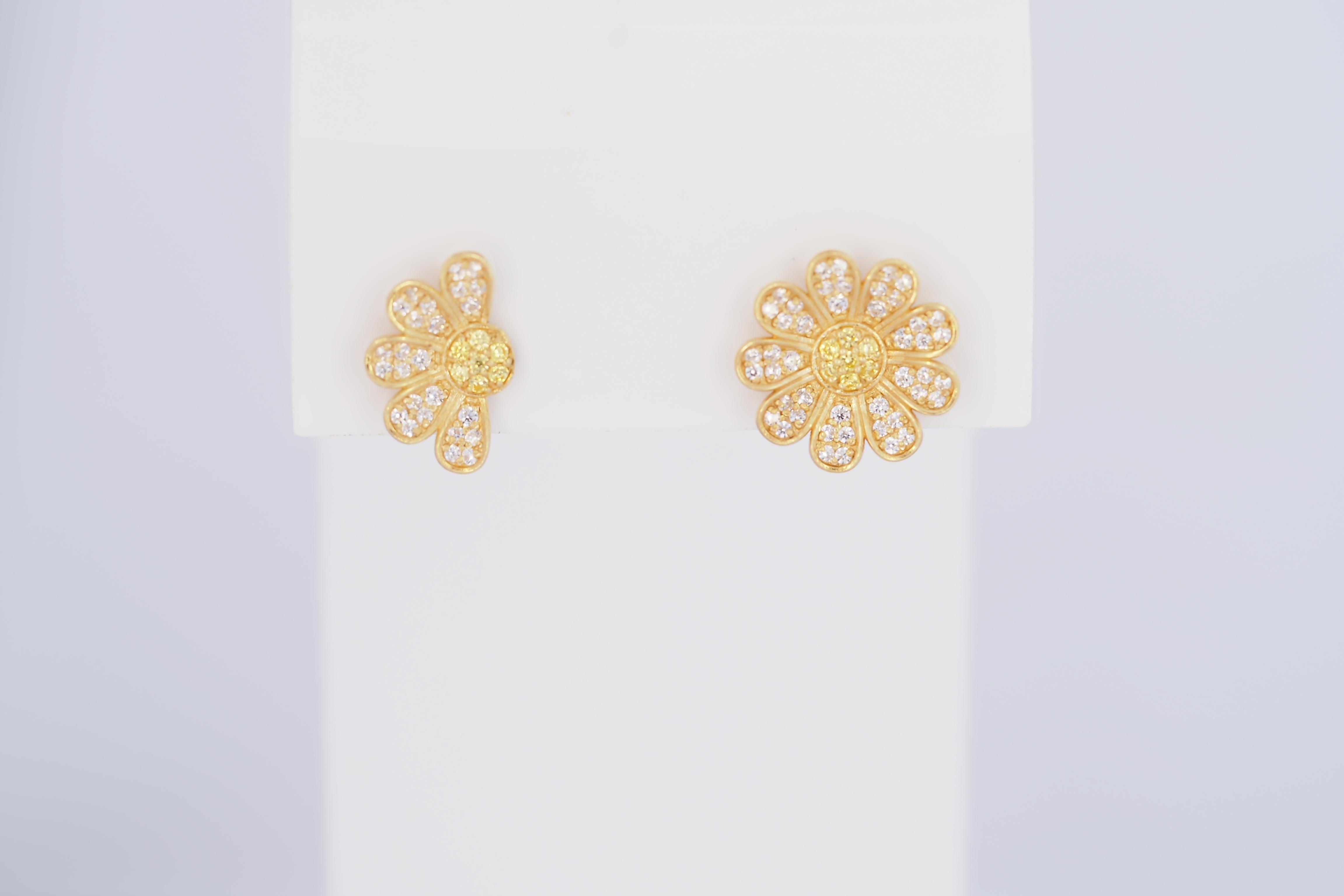 Daisy flower 14k gold earrings studs.  For Sale 5