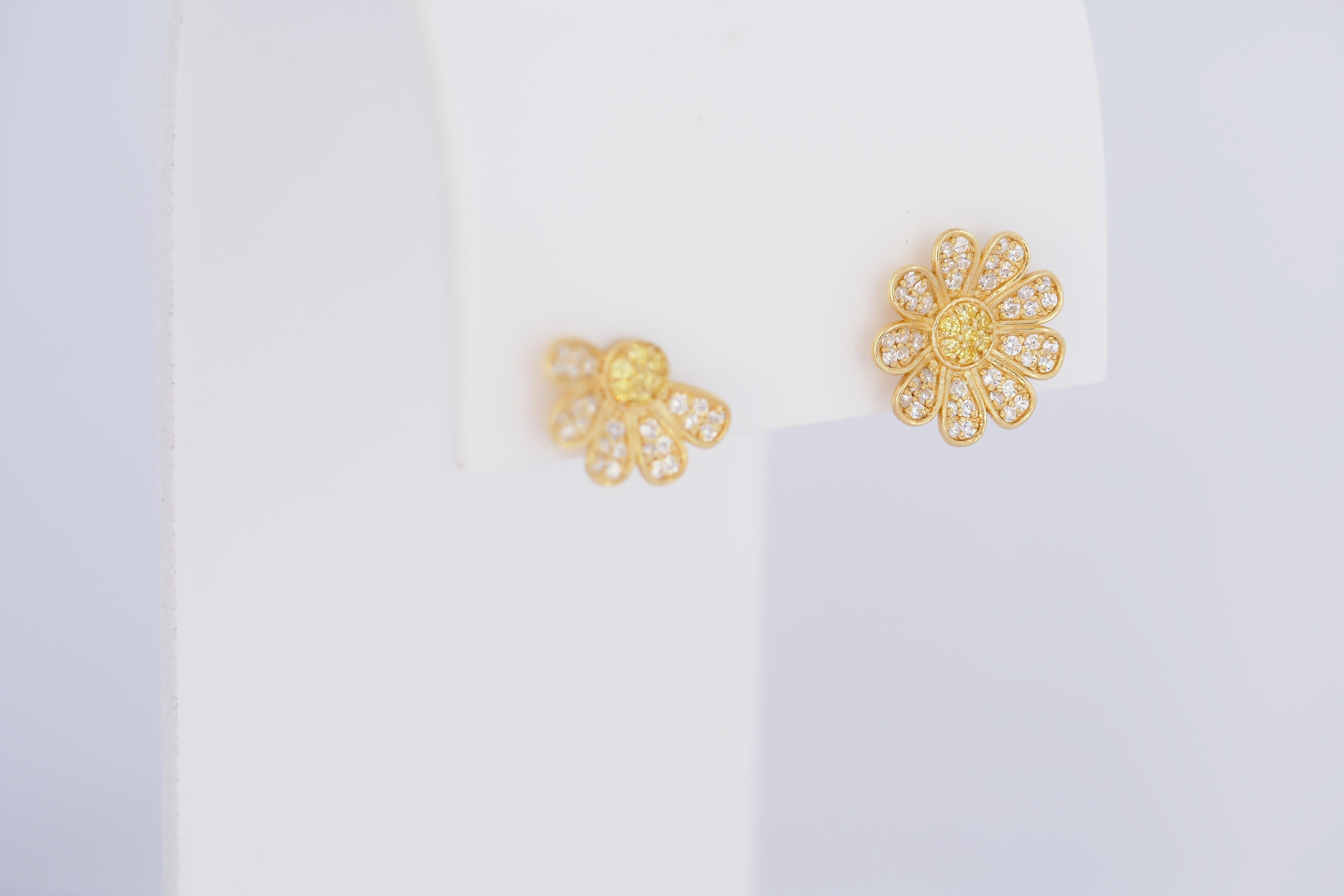 Daisy flower 14k gold earrings studs. For Sale 5