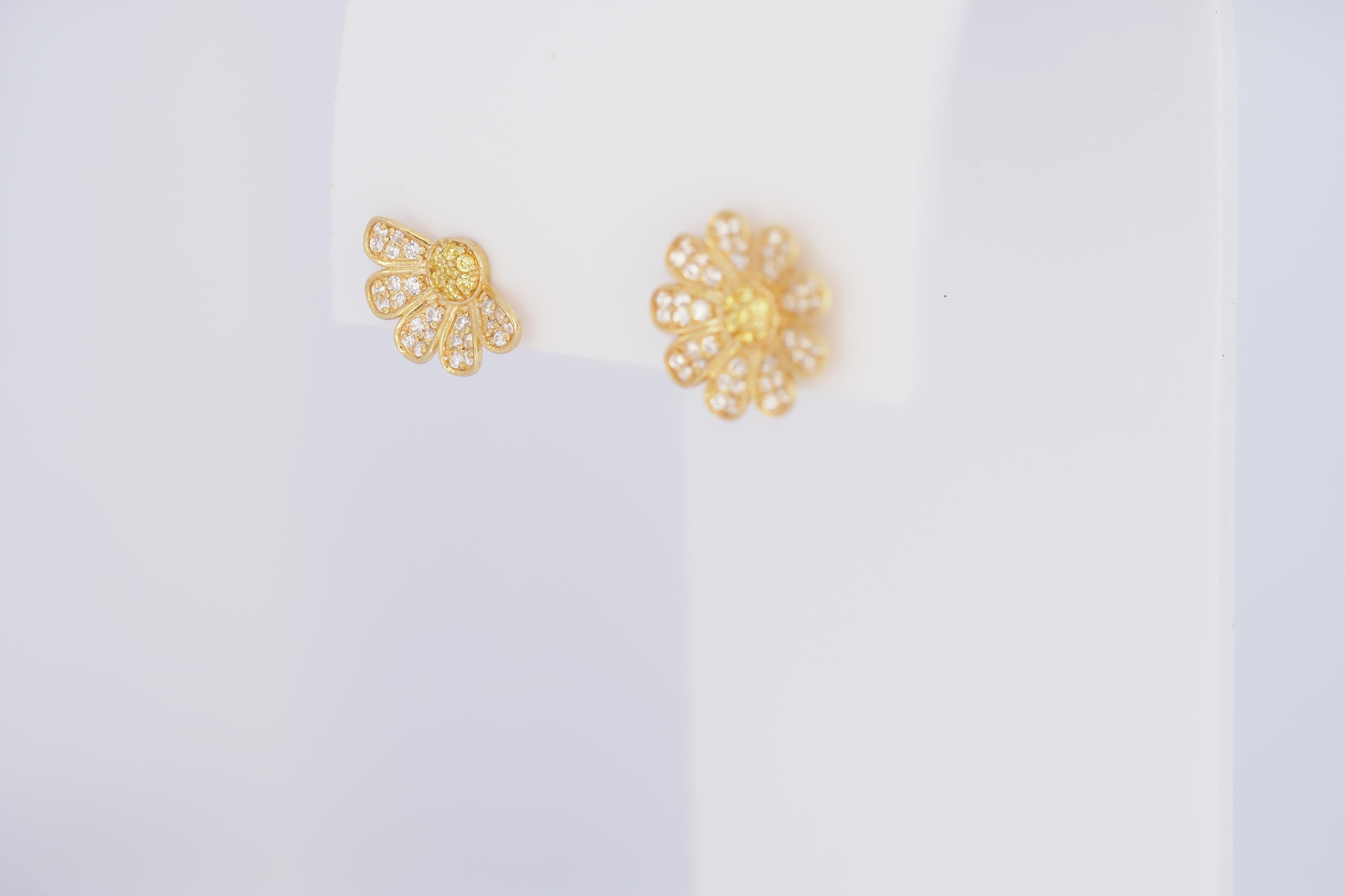 Daisy flower 14k gold earrings studs.  For Sale 7