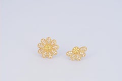 Daisy flower 14k gold earrings studs.