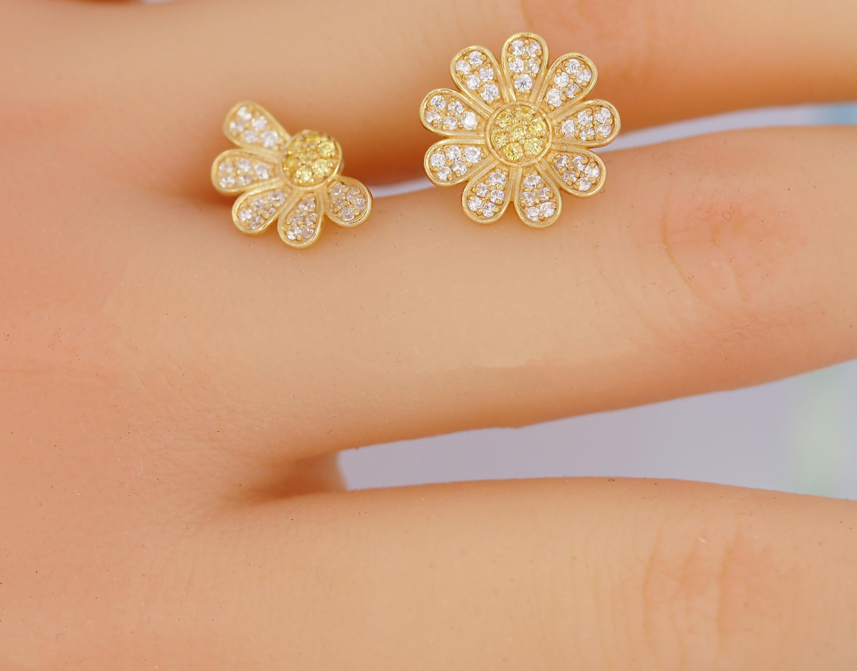 Modern Daisy flower 14k gold earrings studs. For Sale