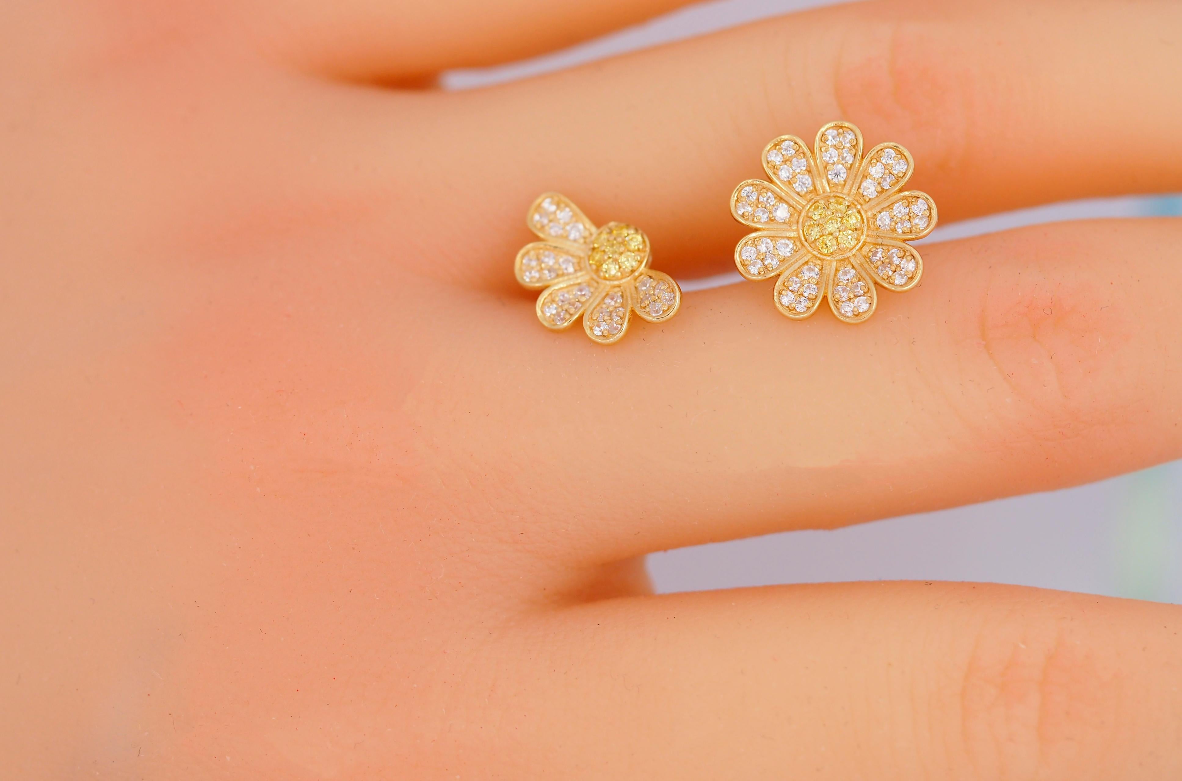 Round Cut Daisy flower 14k gold earrings studs.  For Sale